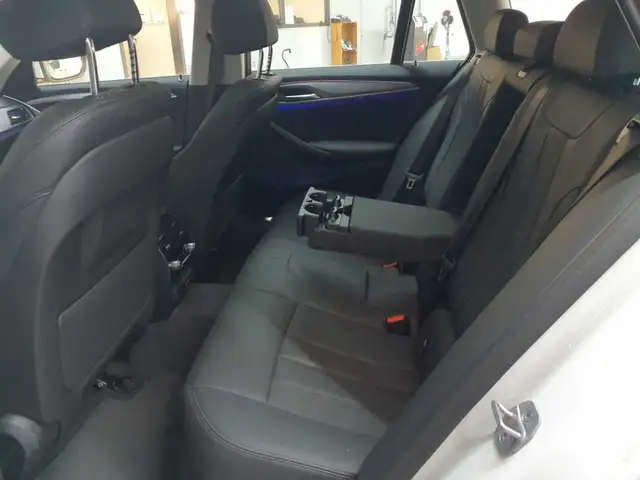 BMW 5 Series view 13