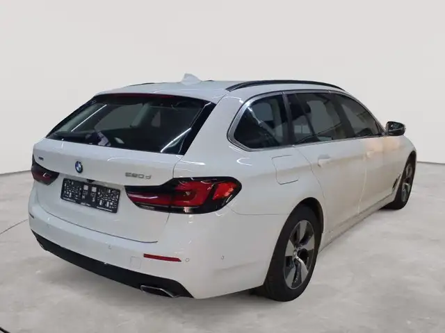BMW 5 Series view 4