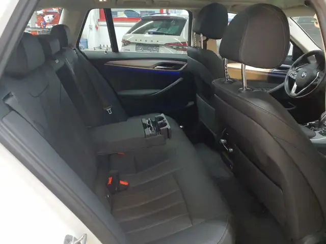 BMW 5 Series view 14