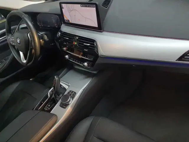 BMW 5 Series view 9