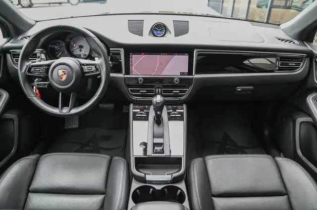 Porsche Macan view 10