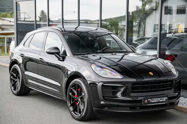 Porsche Macan view 3