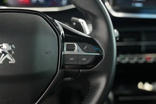 Peugeot 208 view 9