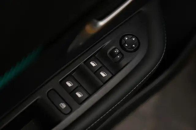 Peugeot 208 view 12