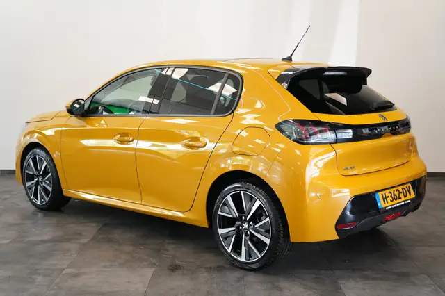 Peugeot 208 view 4