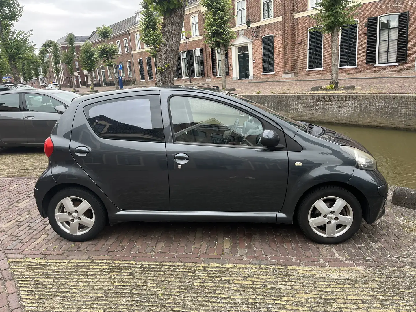 Toyota Aygo 1.0-12V Šedá - 1