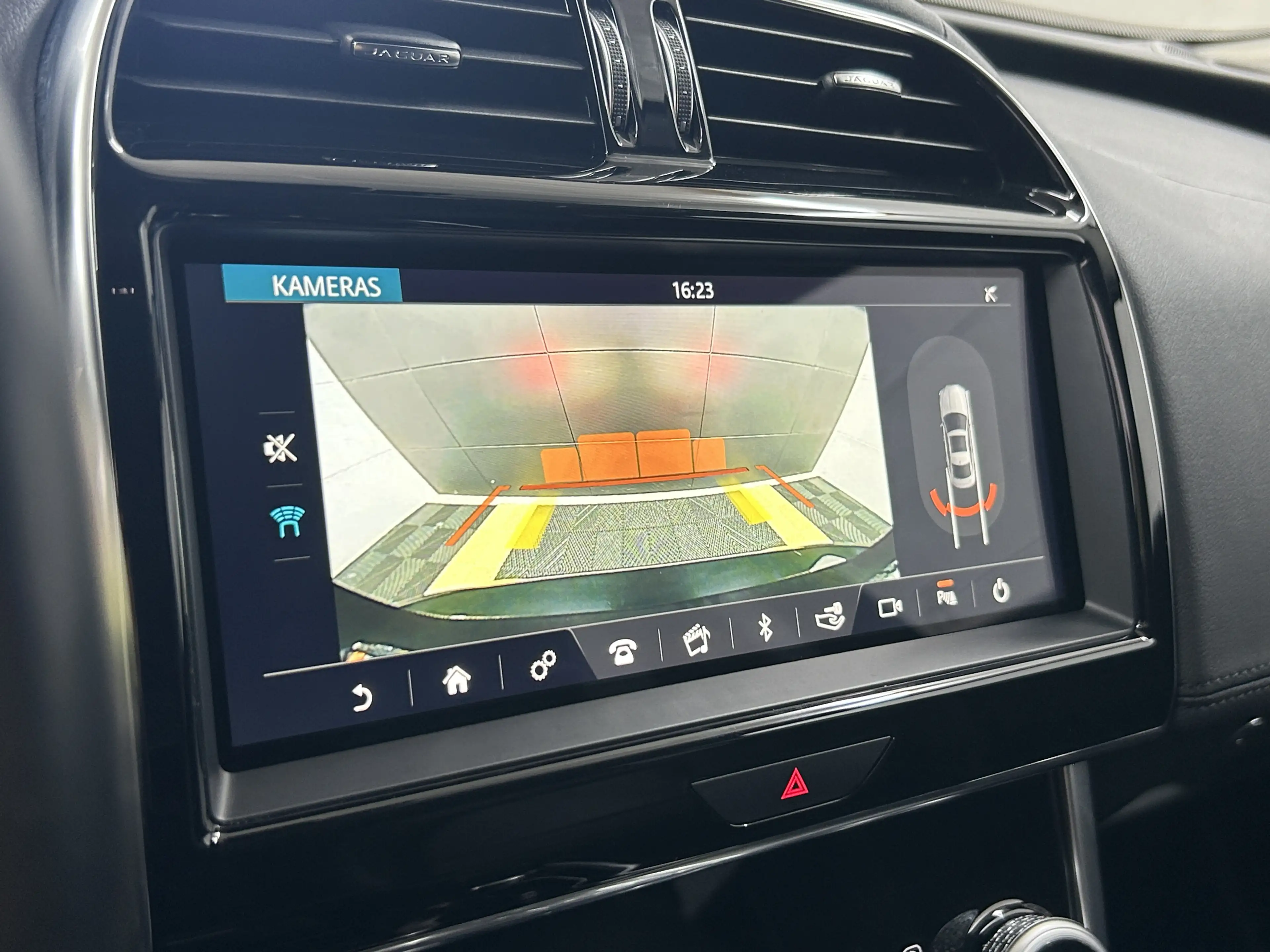 Jaguar XE S+KAM+LED+TEMP+Isofix+CarPlay — photo 13