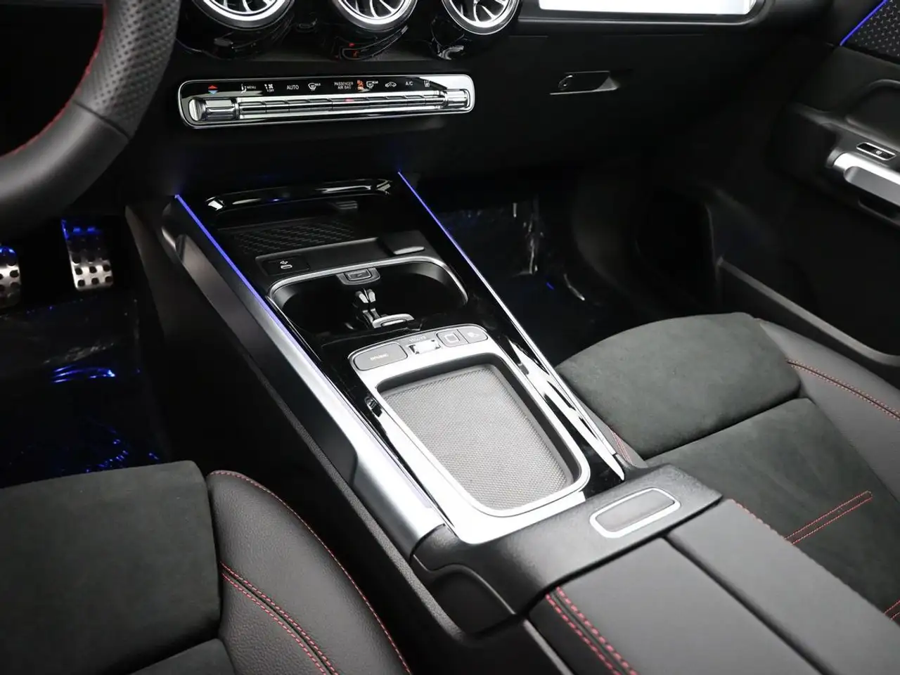Mercedes-Benz EQB снимка Mercedes-Benz EQB