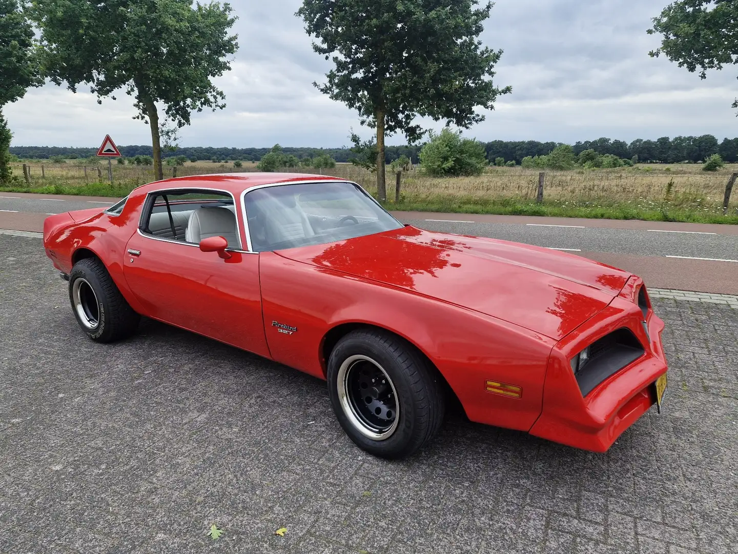 Pontiac Firebird Rood - 2
