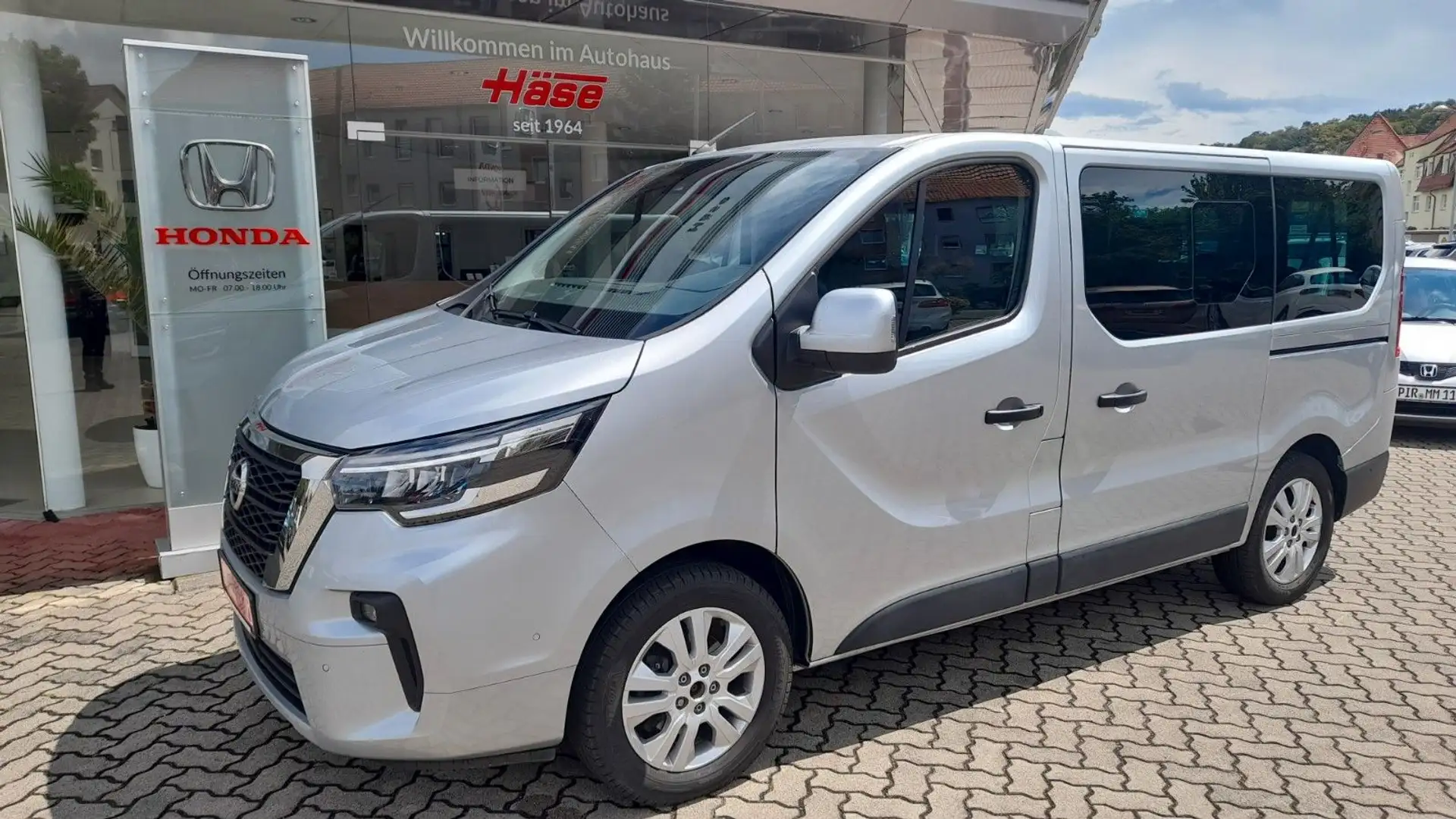Nissan Primastar Tekna 9 Sitzer LED NAVI SHZ L1H1 Plateado - 1