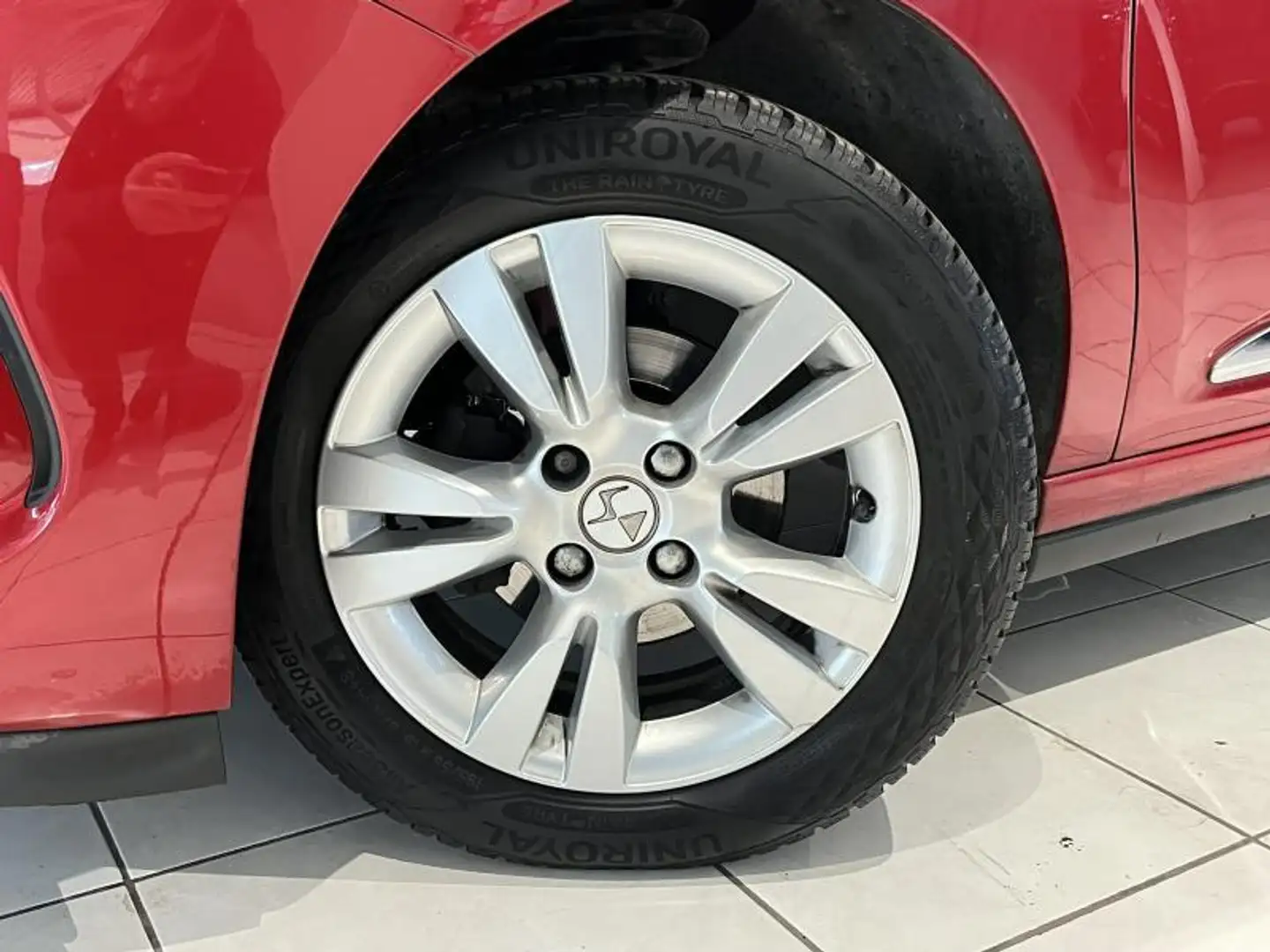 DS Automobiles DS 3 1.2 82cv 2017 Rouge 3 portes Airco/Cruise/Radio Rouge - 2