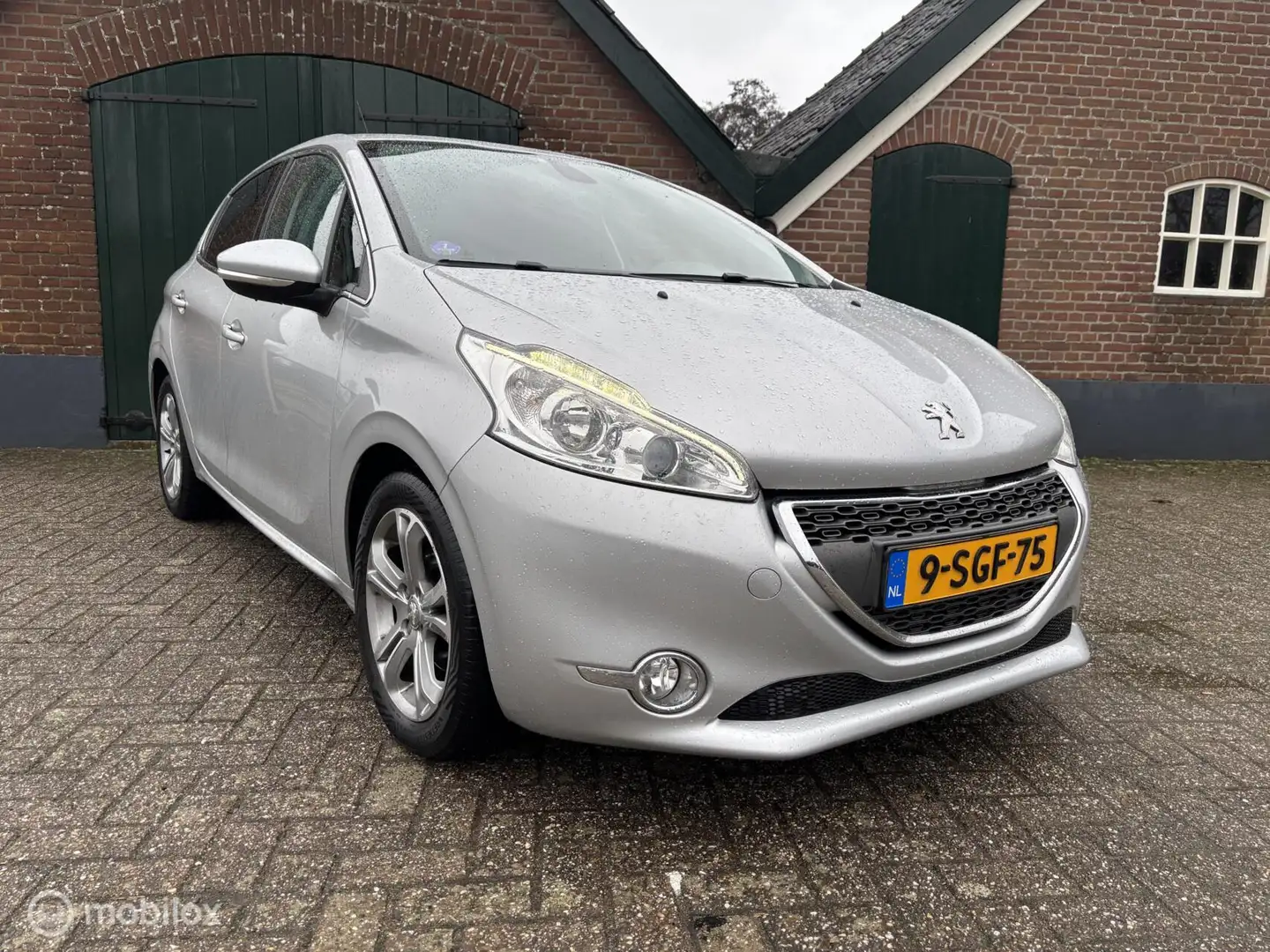 Peugeot 208 1.2 VTi Allure NAVI AIRCO CRUISE NL-auto 2 EIG Grau - 2