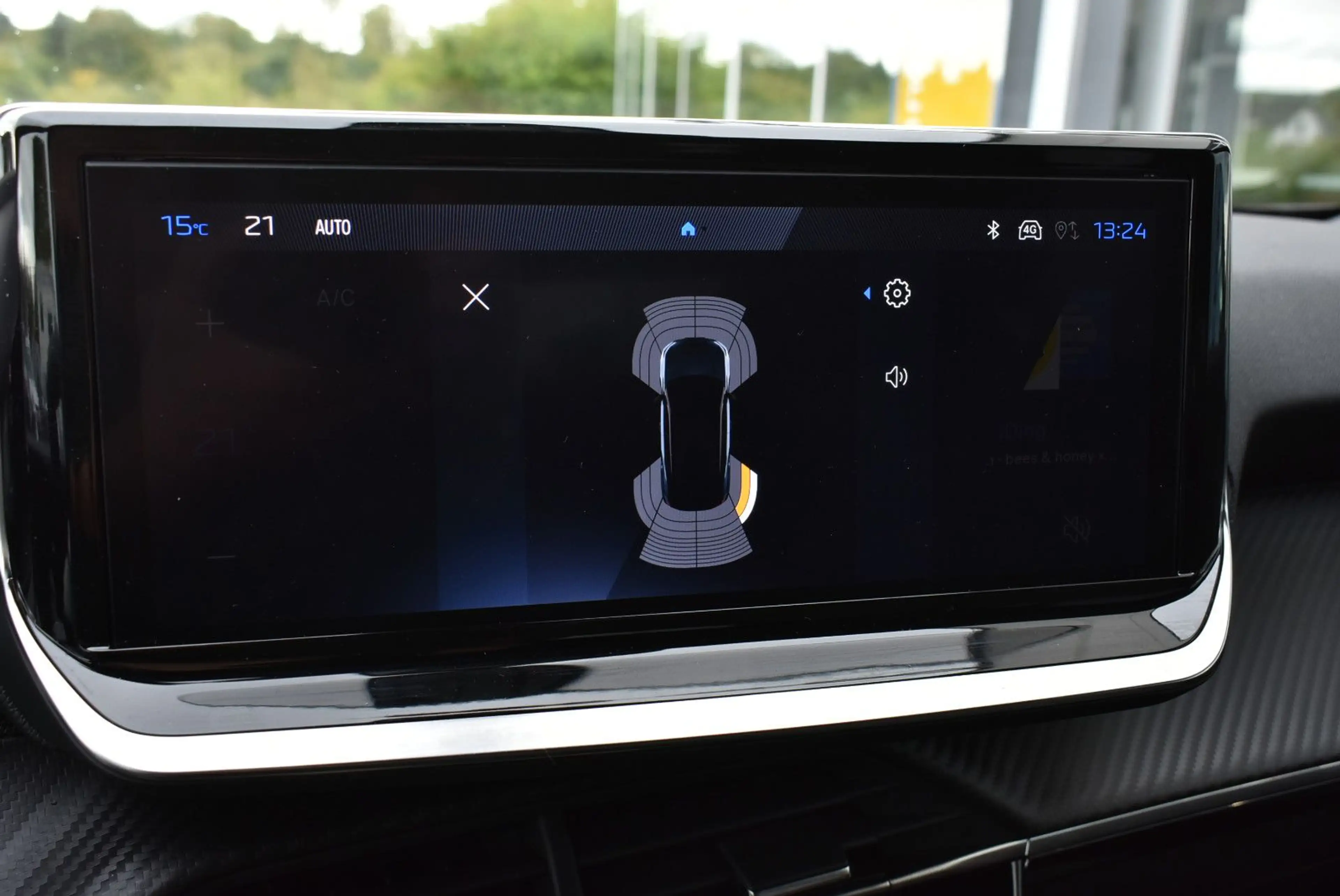 Peugeot 2008 Hybrid 145 Allure — photo 19