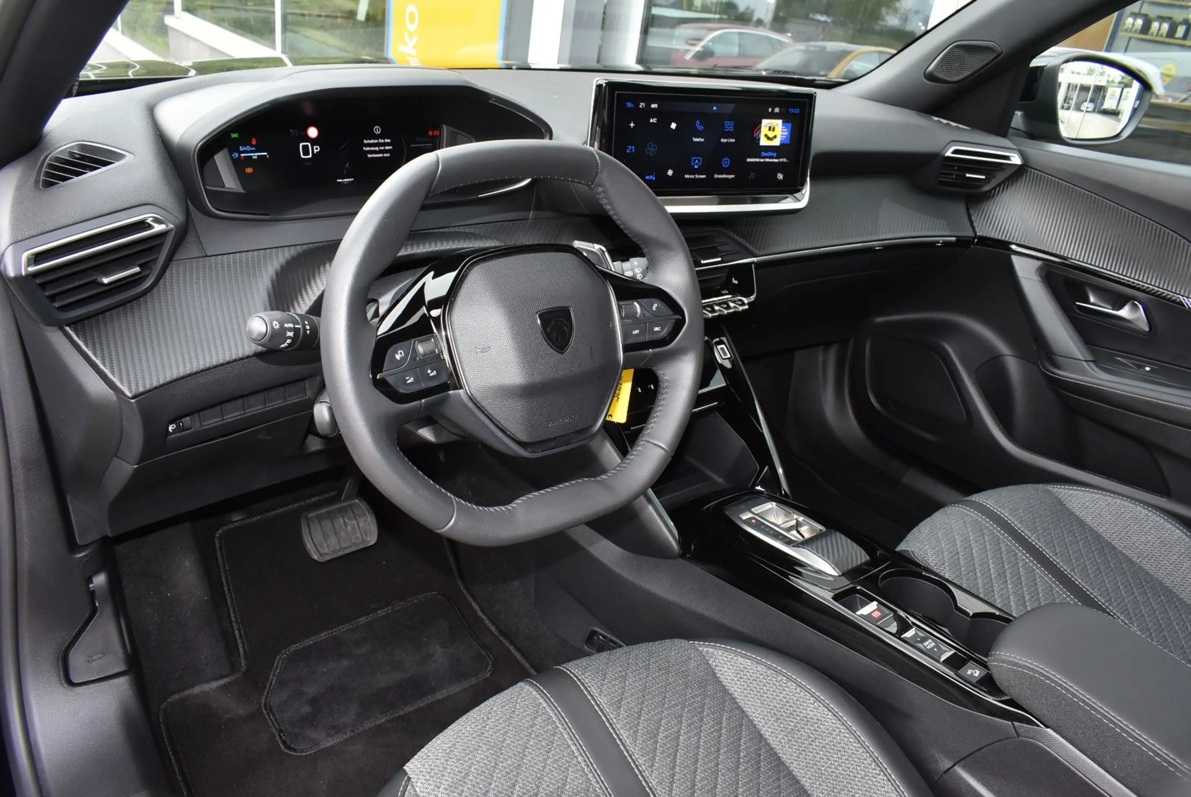 Peugeot 2008 Hybrid 145 Allure — photo 11