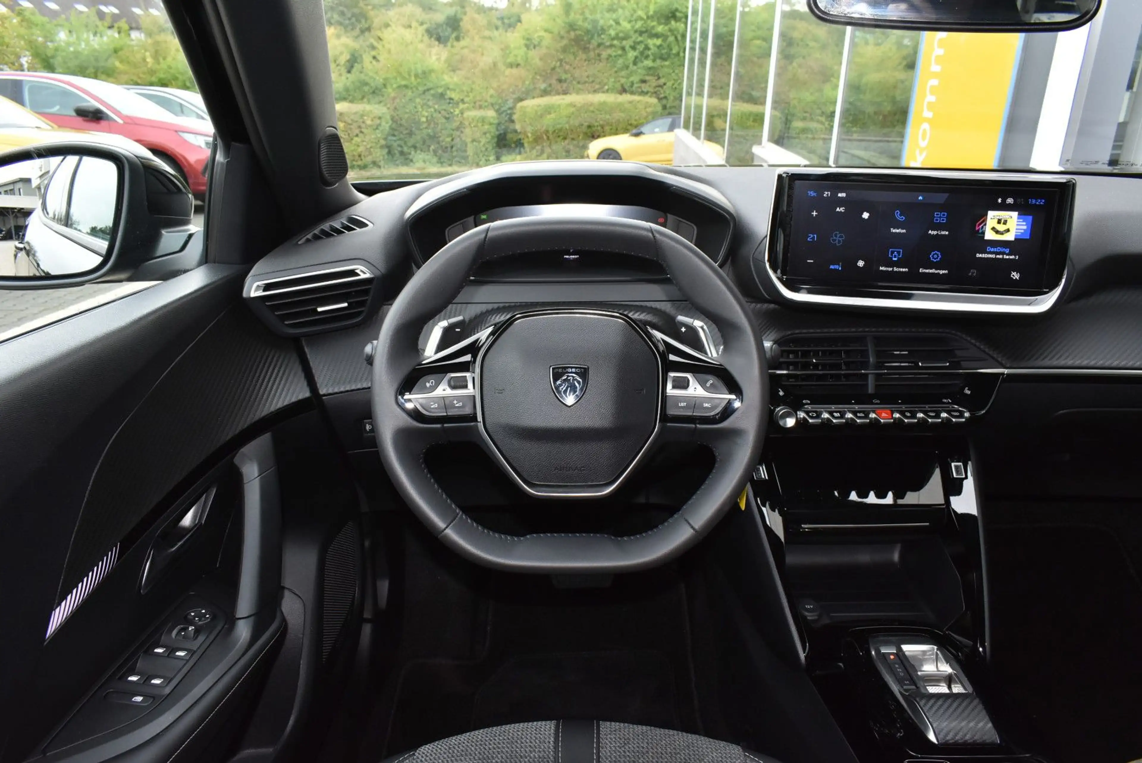 Peugeot 2008 Hybrid 145 Allure — photo 16