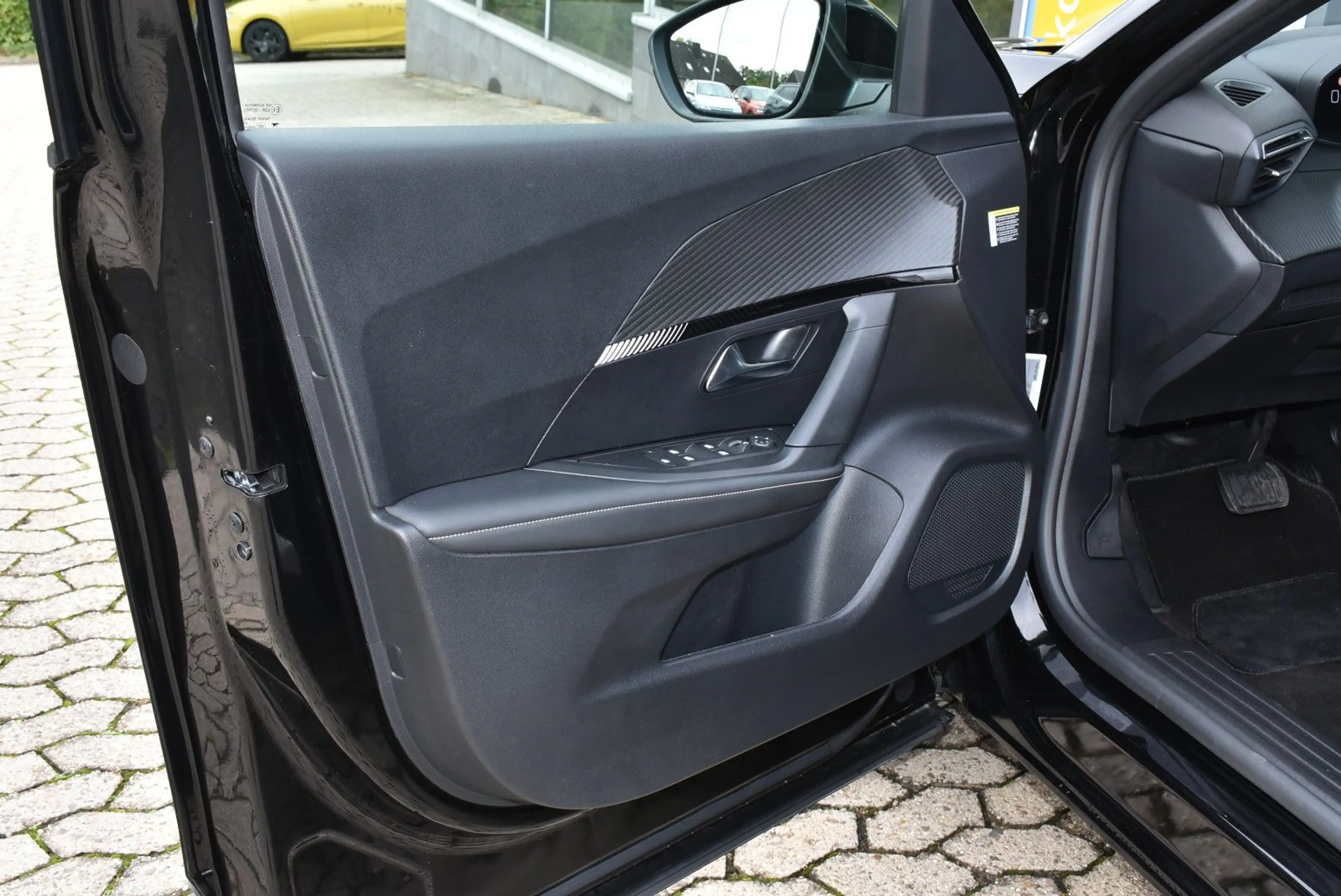 Peugeot 2008 Hybrid 145 Allure — photo 10