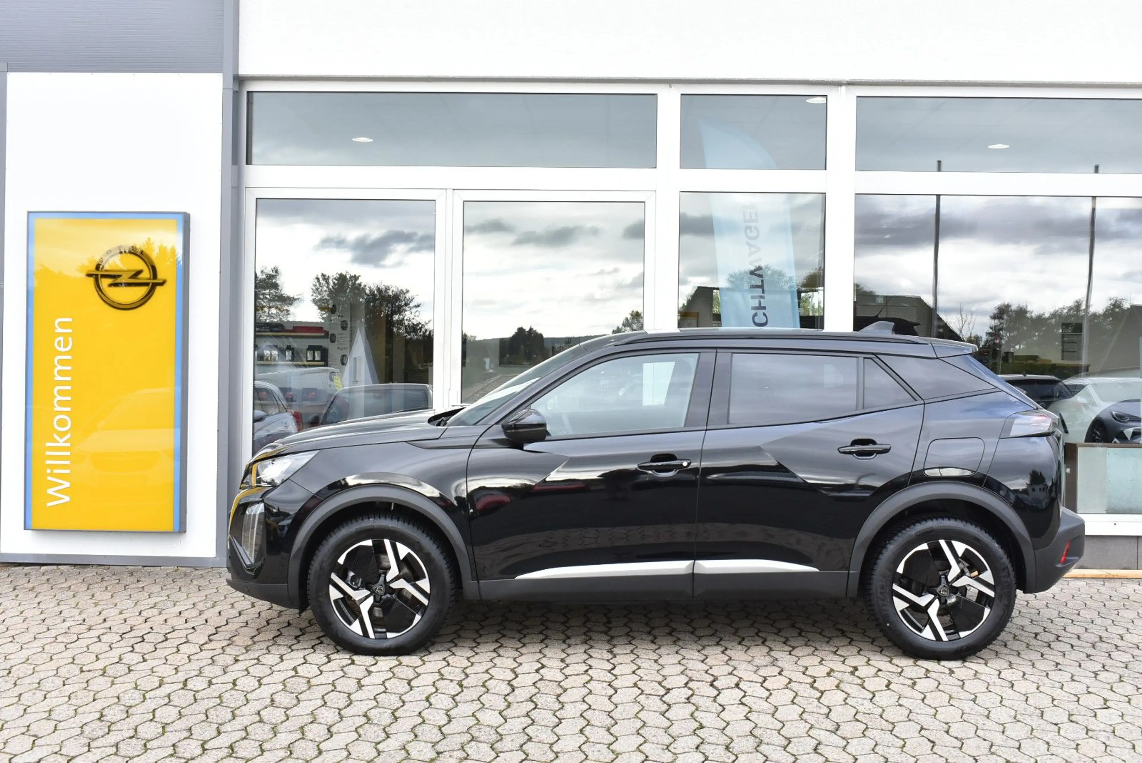 Peugeot 2008 Hybrid 145 Allure — photo 3