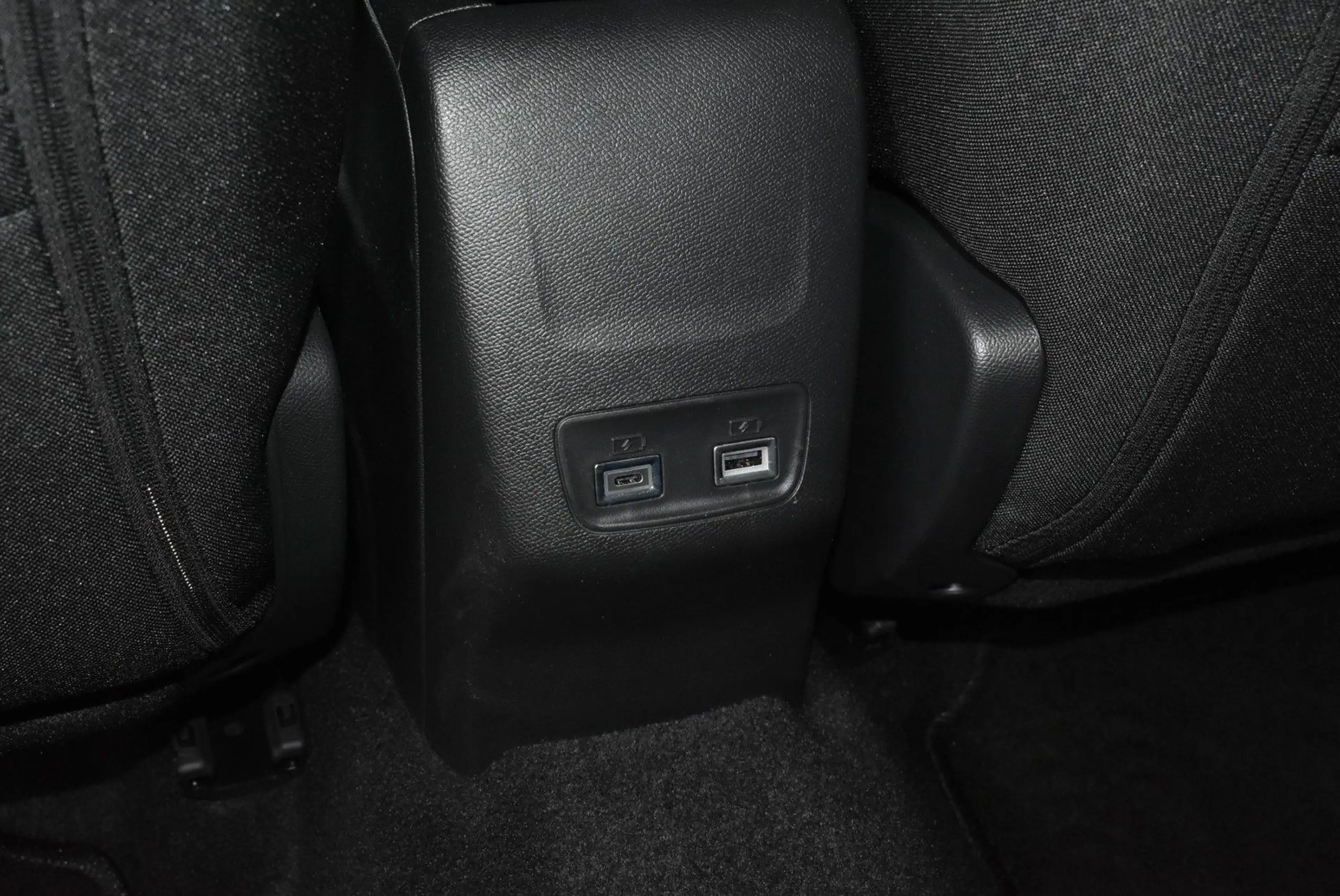 Peugeot 2008 Hybrid 145 Allure — photo 14