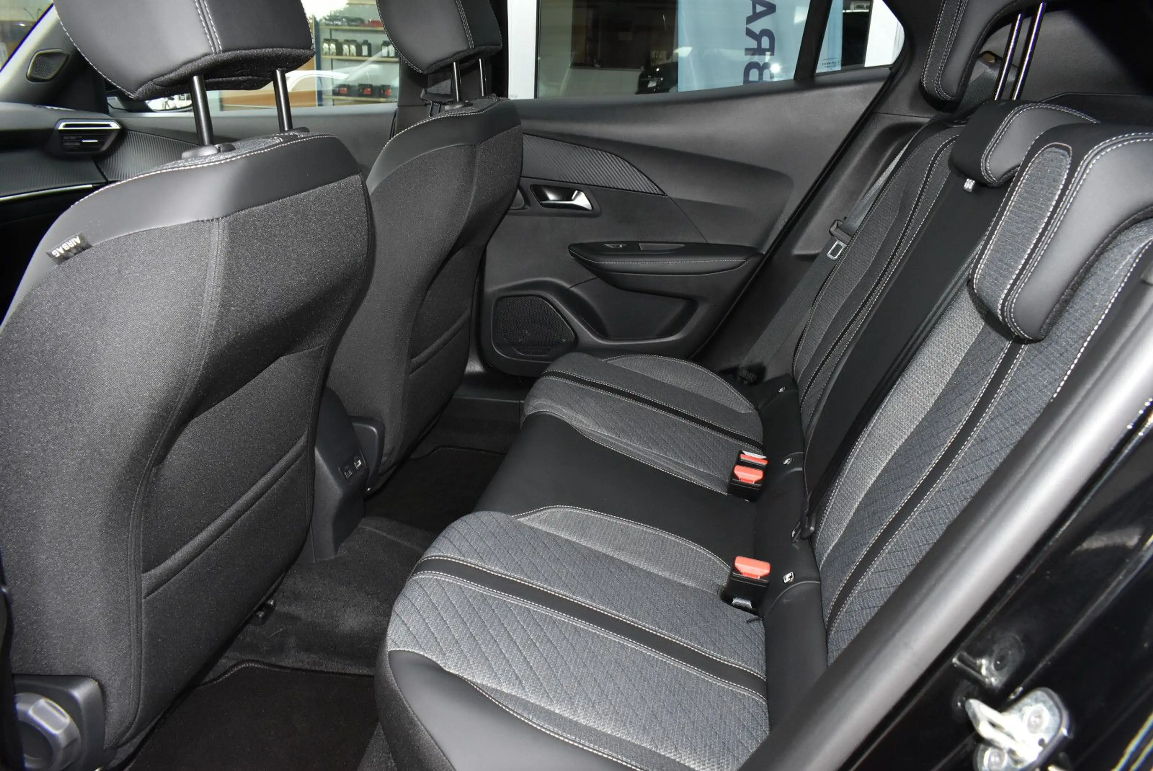 Peugeot 2008 Hybrid 145 Allure — photo 13