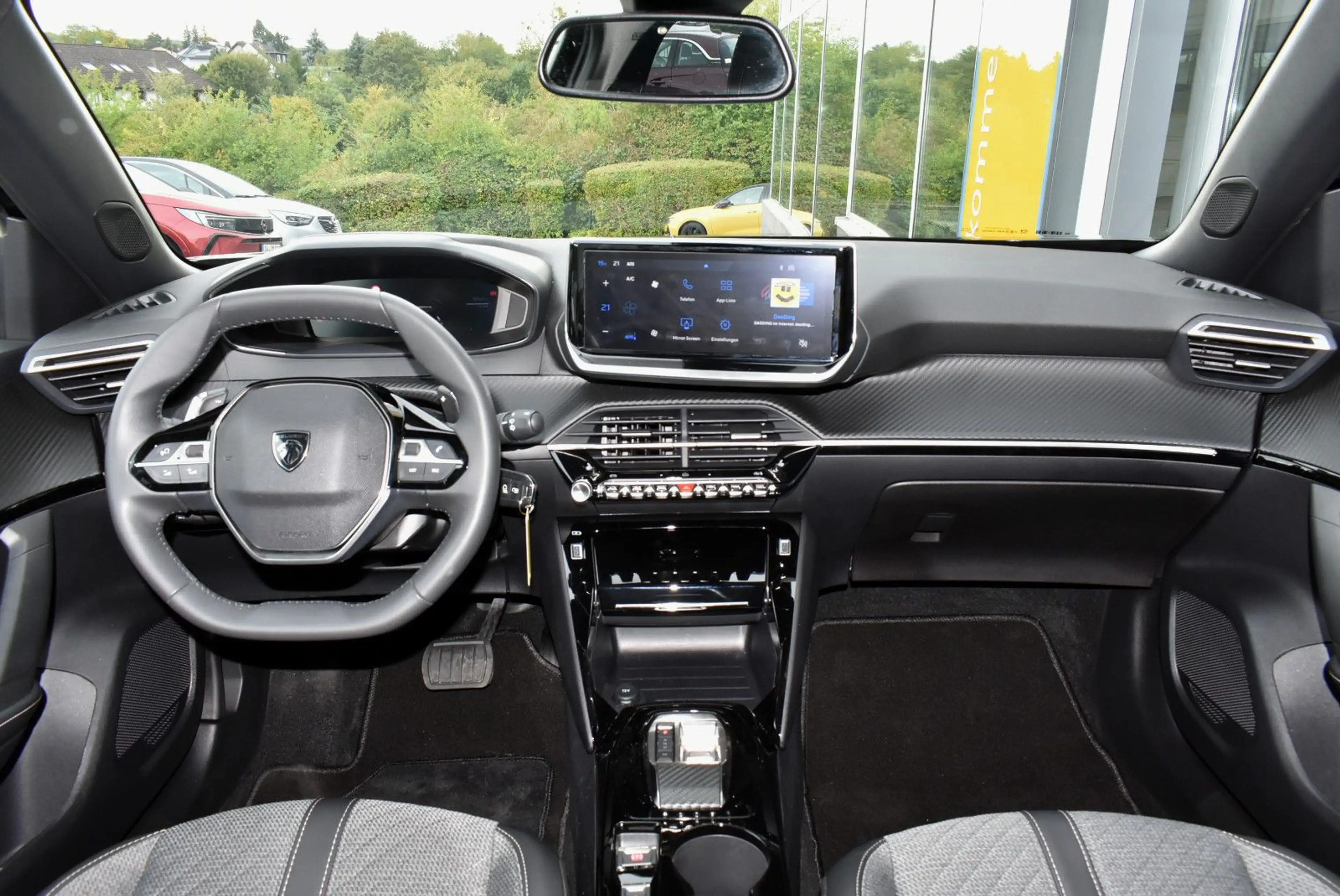 Peugeot 2008 Hybrid 145 Allure — photo 15