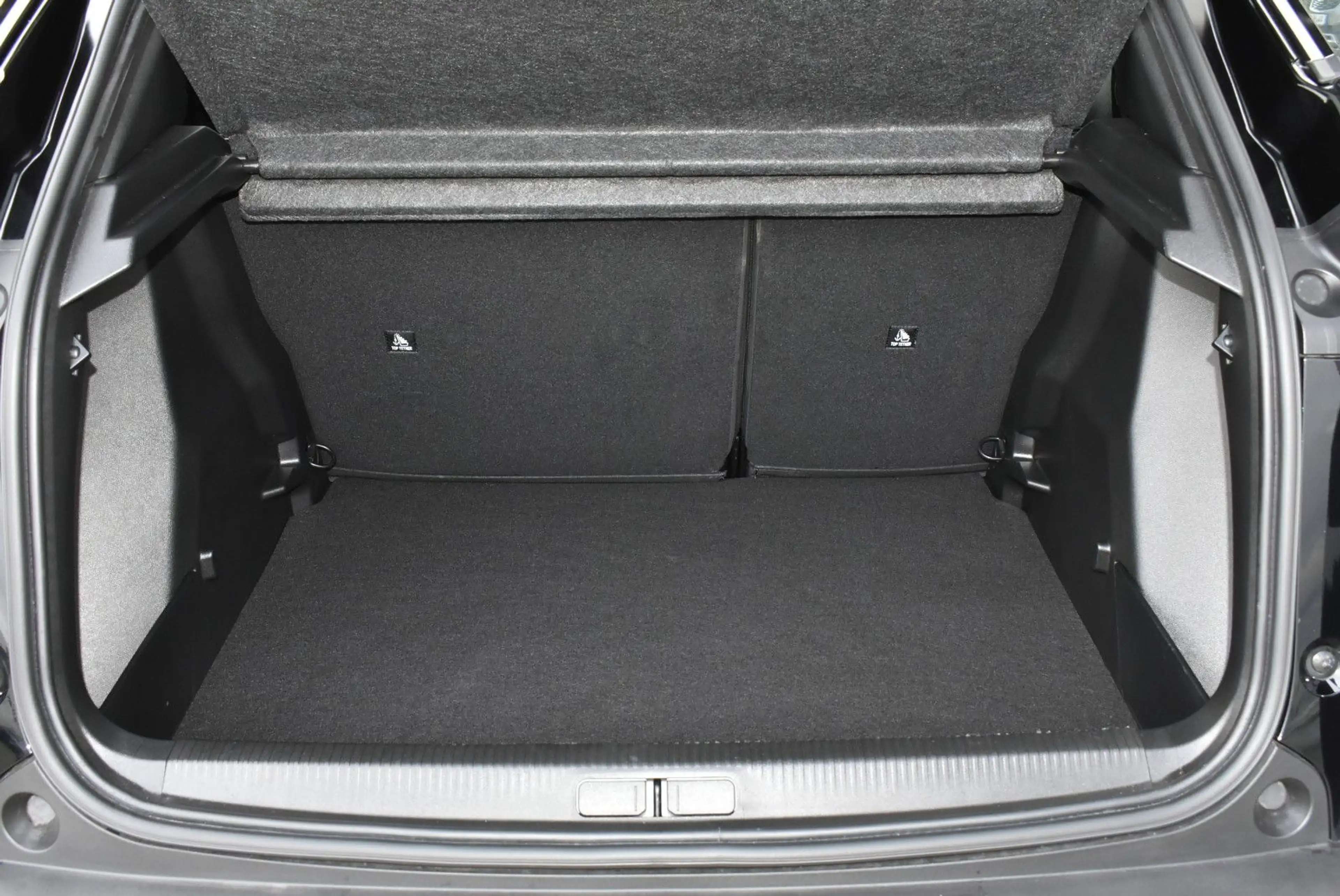 Peugeot 2008 Hybrid 145 Allure — photo 9