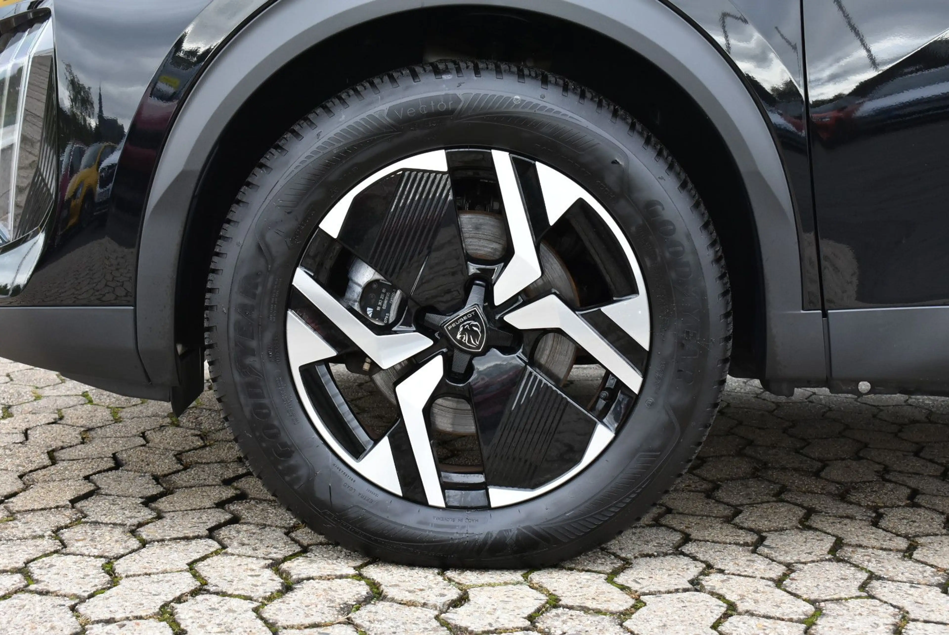 Peugeot 2008 Hybrid 145 Allure — photo 8