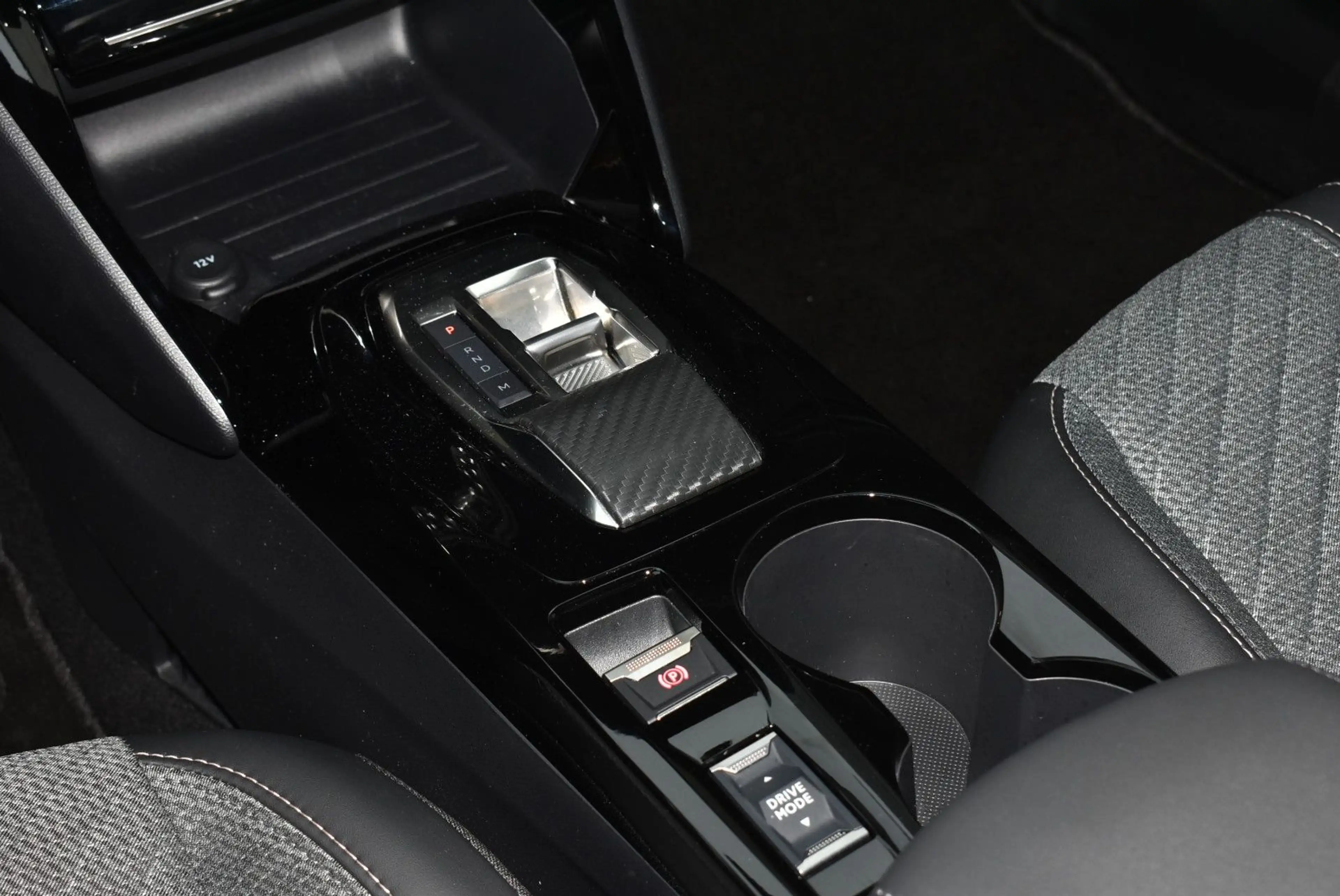 Peugeot 2008 Hybrid 145 Allure — photo 18
