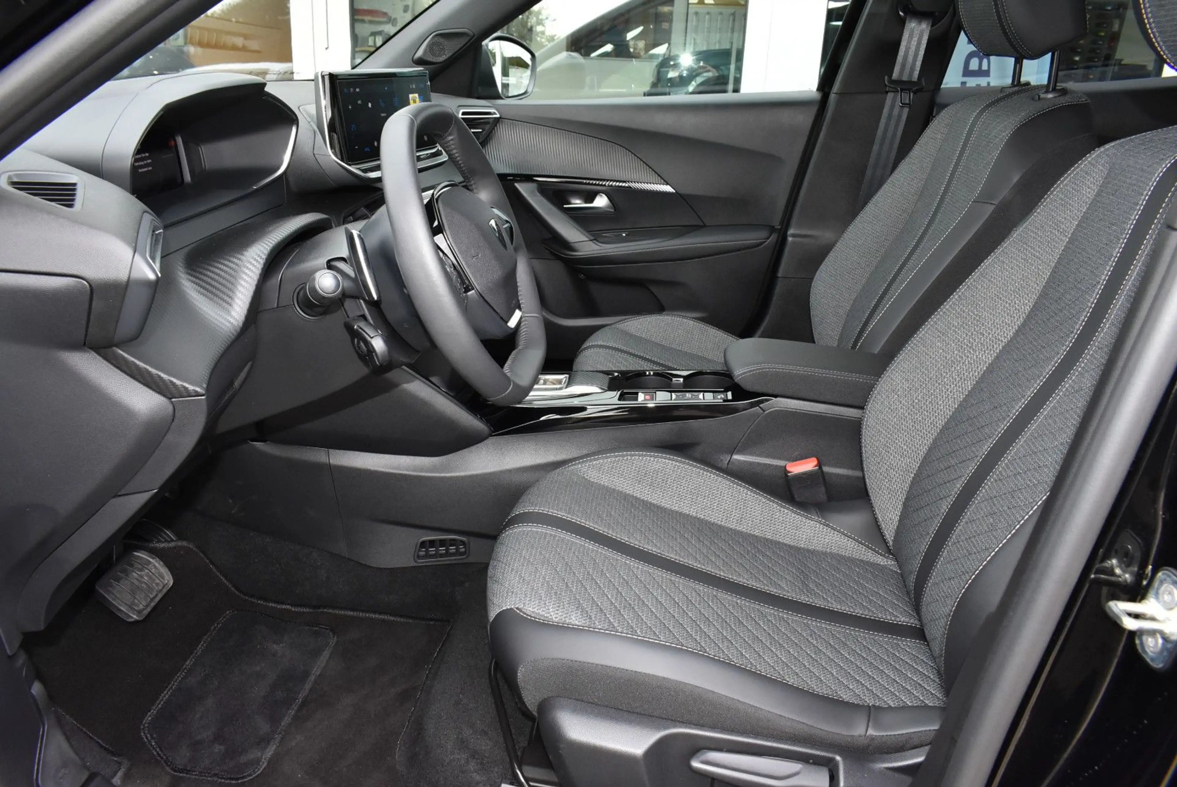 Peugeot 2008 Hybrid 145 Allure — photo 12