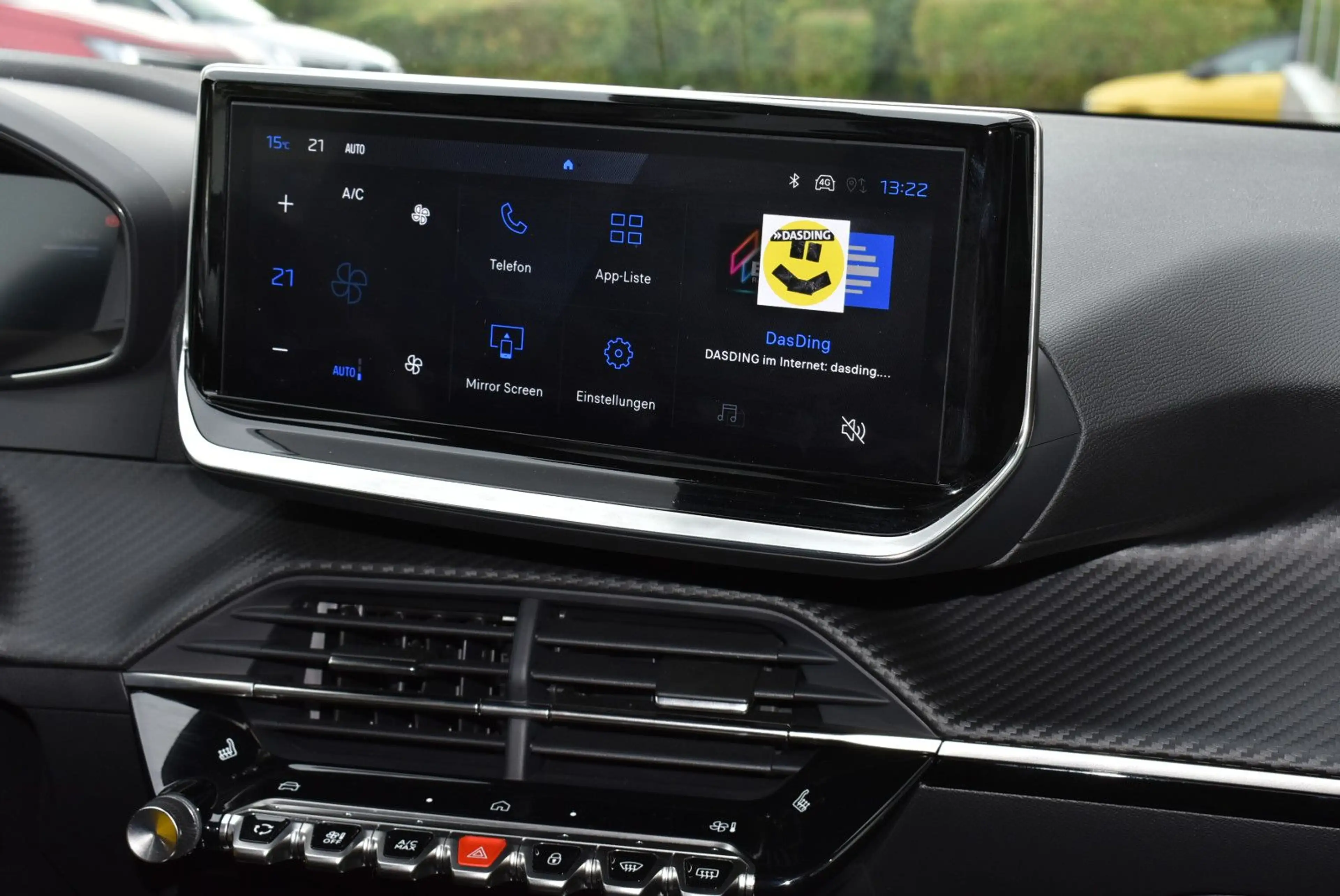 Peugeot 2008 Hybrid 145 Allure — photo 17