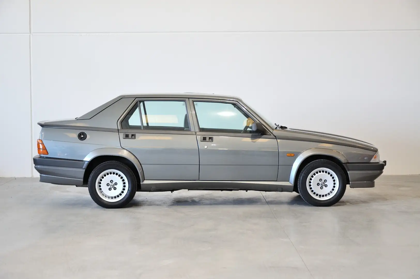 Alfa Romeo 75 2.0i Twin Spark clima 1a serie ASI Gris - 1