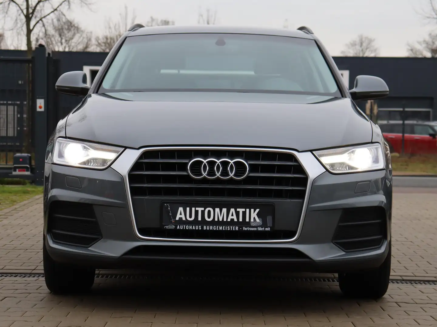 Audi Q3 2.0 TDI *S-Tronic*Bi-Xenon*AHK*PDC*SHZ*Temp*Navi* Grijs - 2