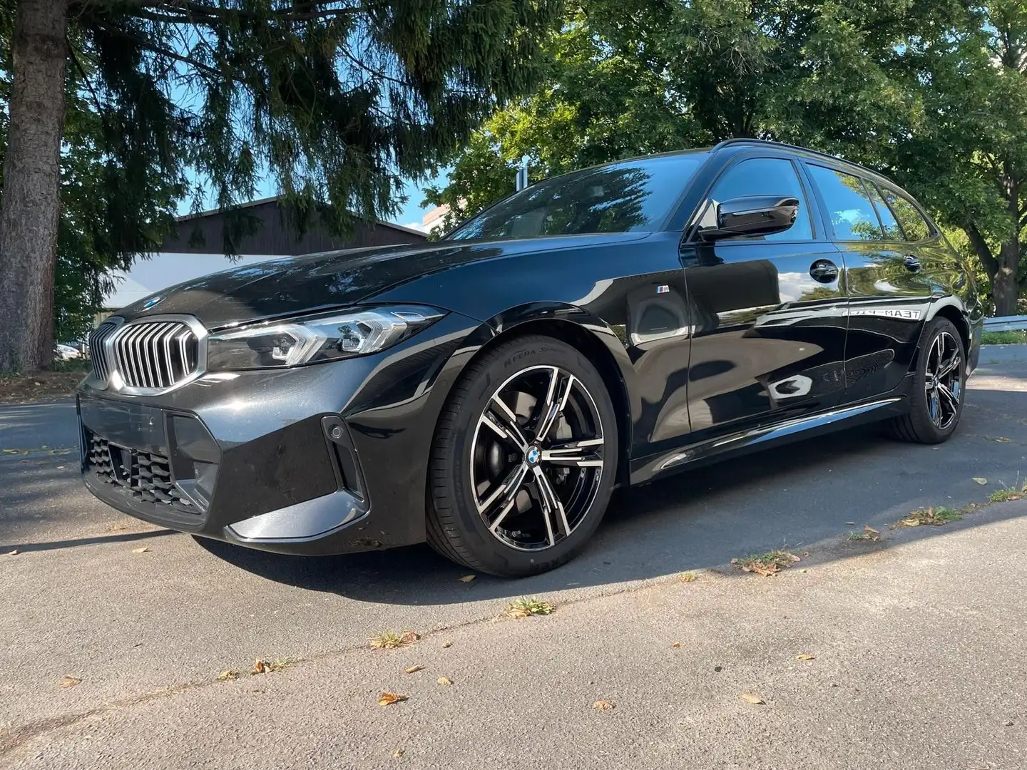 BMW 330 i xdrive M-Sport LED Navi Kamera ACC + AHK Zwart - 1