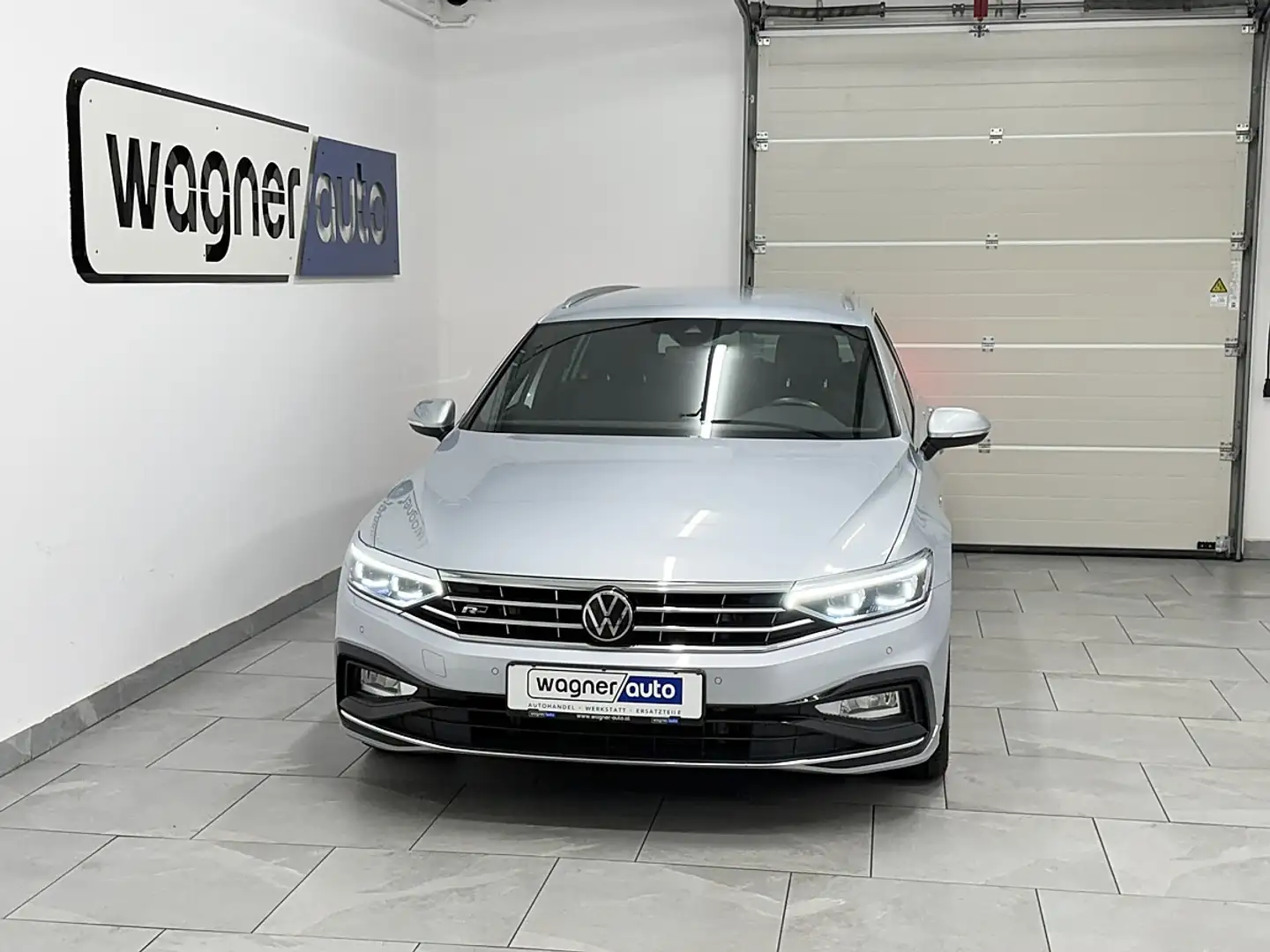 Volkswagen Passat Variant Elegance 2,0 SCR TDI DSG R-Line/IQ Matrix LED/A... Silber - 1