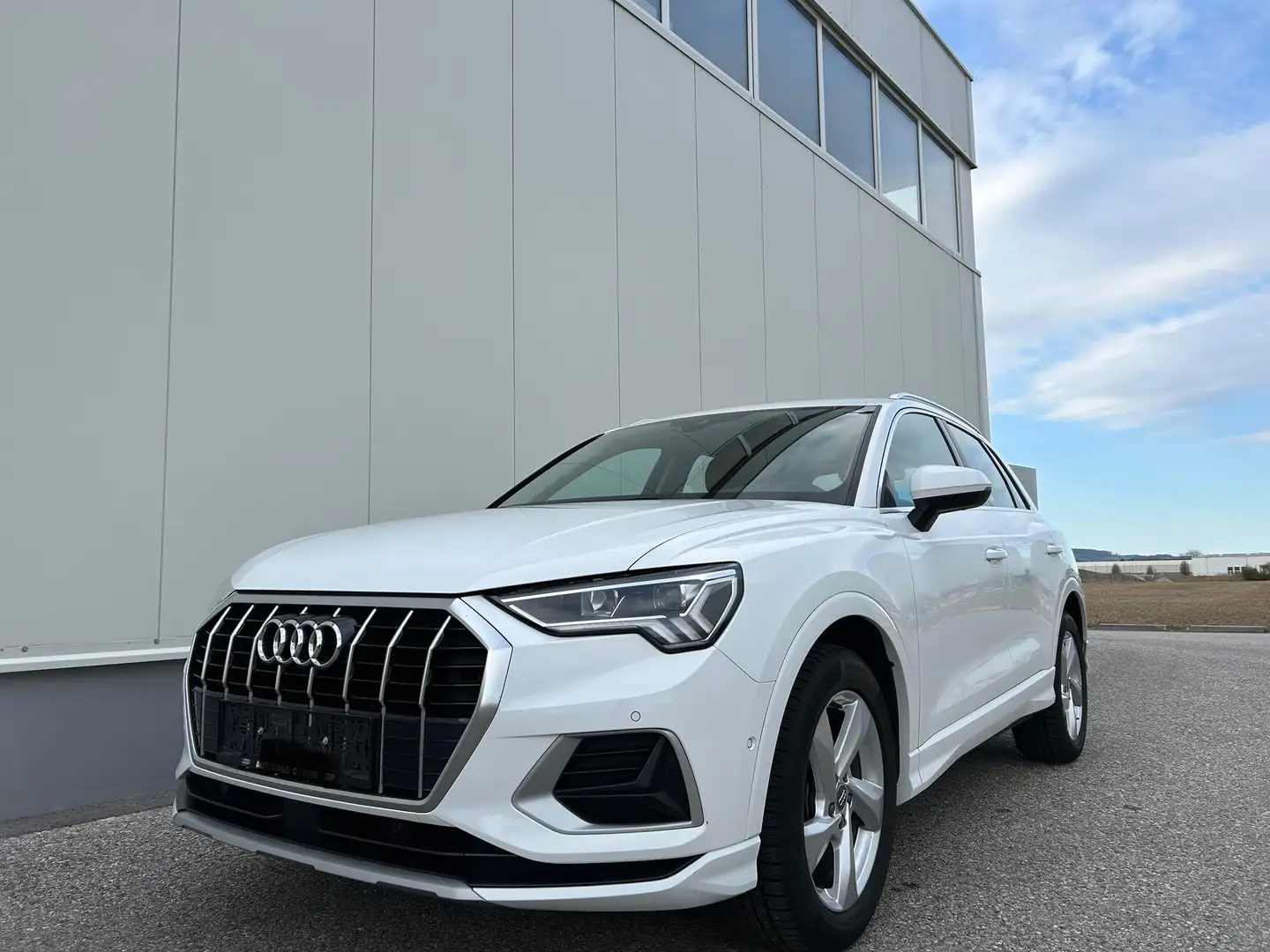Audi Q3 35 TFSI S-tron. ADVANCED / ACC / AHK / KAMERA / VIRTUAL / aut. Einpark., 1a Zustand, 8 fach... Weiß - 2