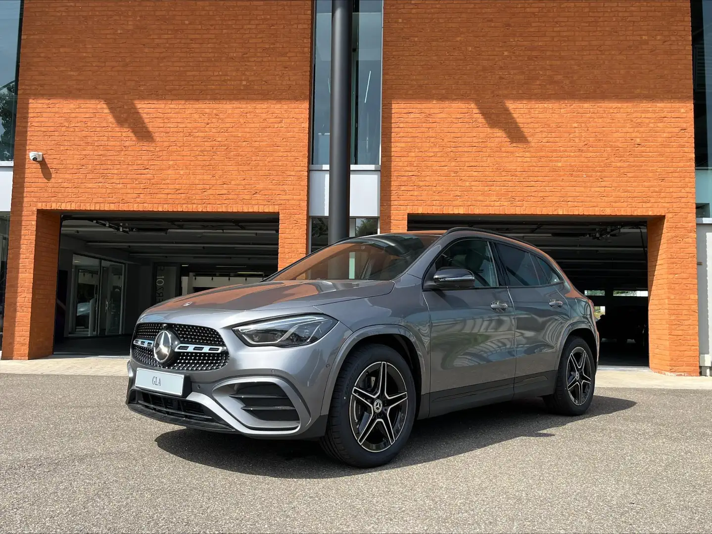 Mercedes-Benz GLA 180 Star Edition AMG Line Gris - 1