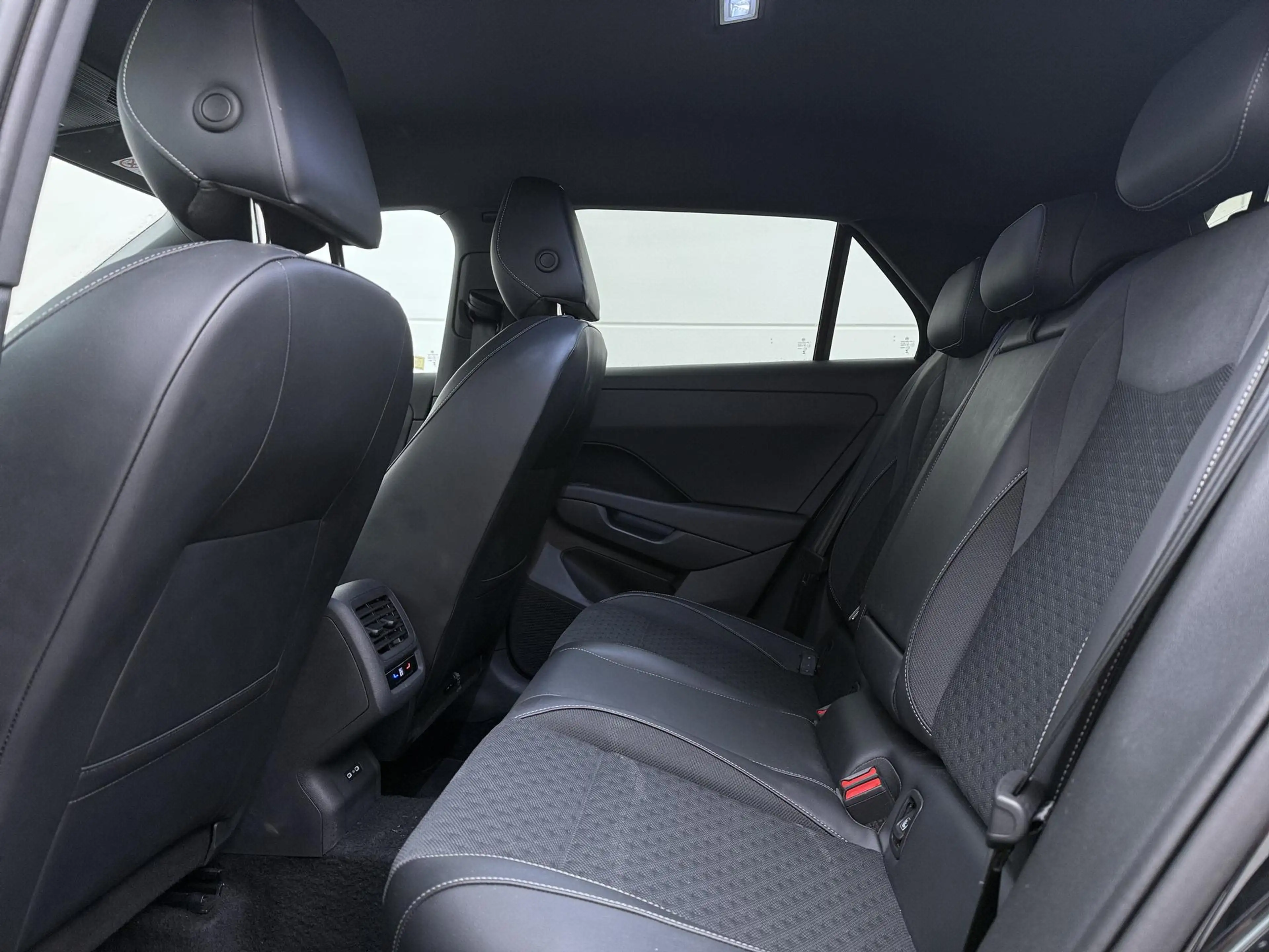 Volkswagen T-Roc 1.5 eTSI R-Line | Camera | Side Assist | ACC | Ele — photo 7