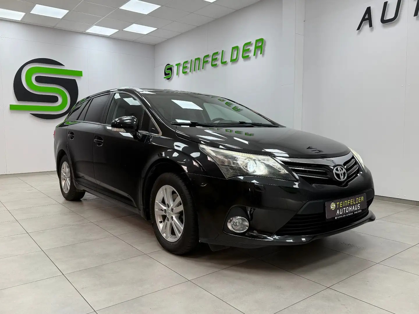 Toyota Avensis Kombi Life 1.8 AHK / TEMPOMAT / XENON Schwarz - 1