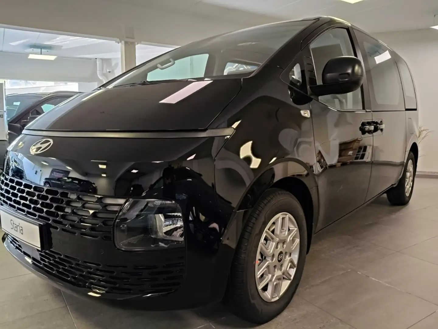 Hyundai STARIA van techno Noir - 1