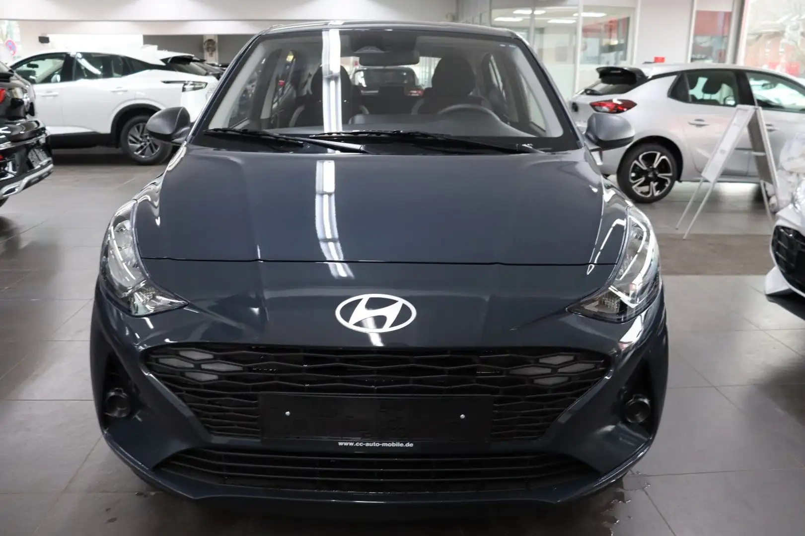 Hyundai i10 1.0 AT Navi Klima R.Kam/PDC Tempo SOFORT Gris - 2