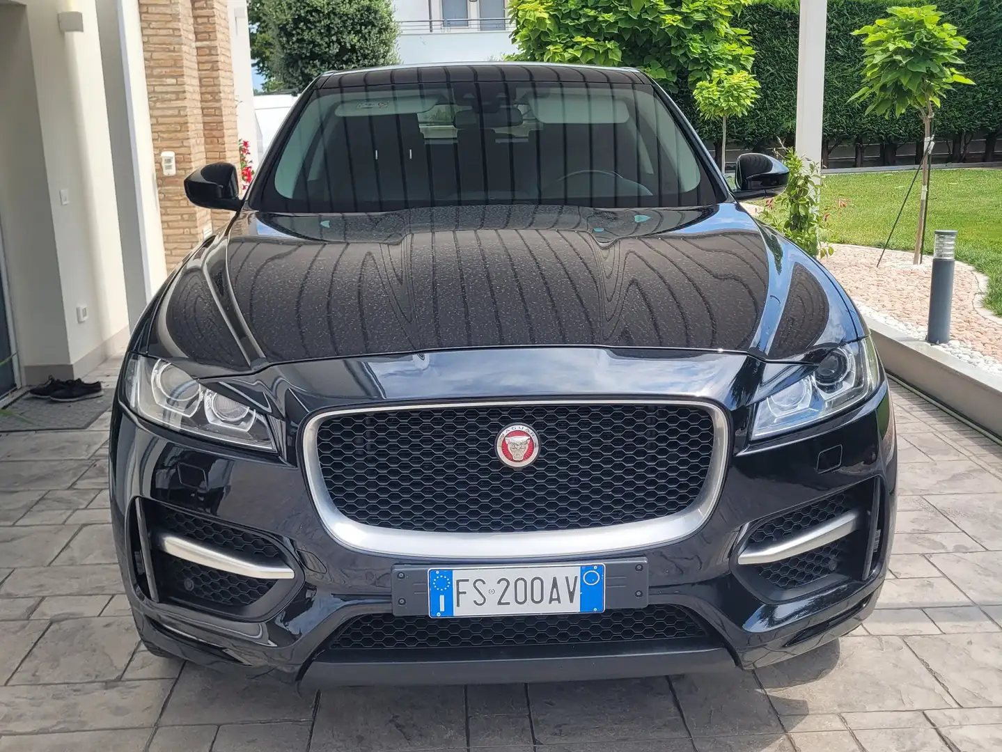 Jaguar F-Pace F-Pace 2.0d i4 Portfolio awd 180cv auto my19 Nero - 1