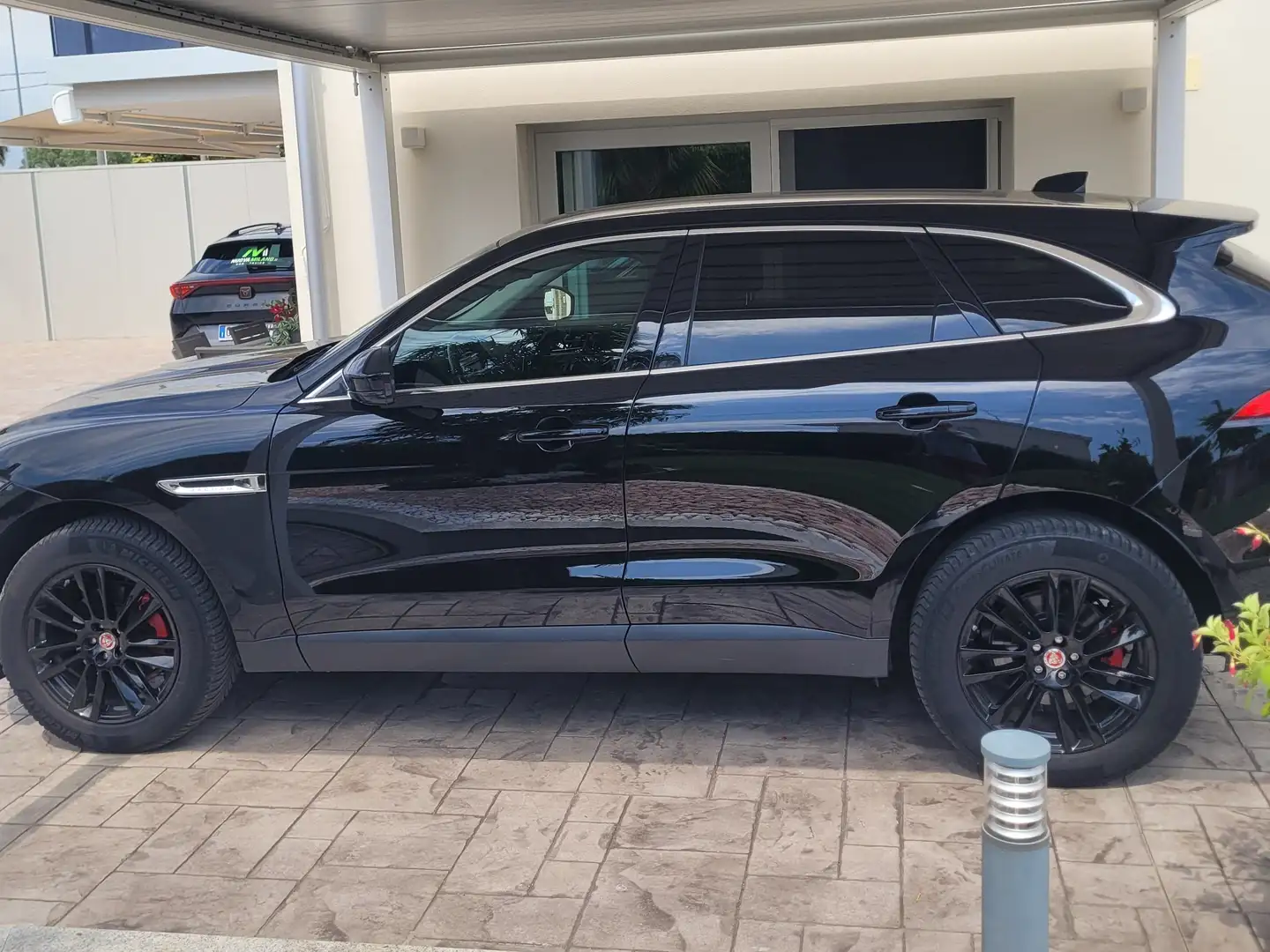 Jaguar F-Pace F-Pace 2.0d i4 Portfolio awd 180cv auto my19 Nero - 2