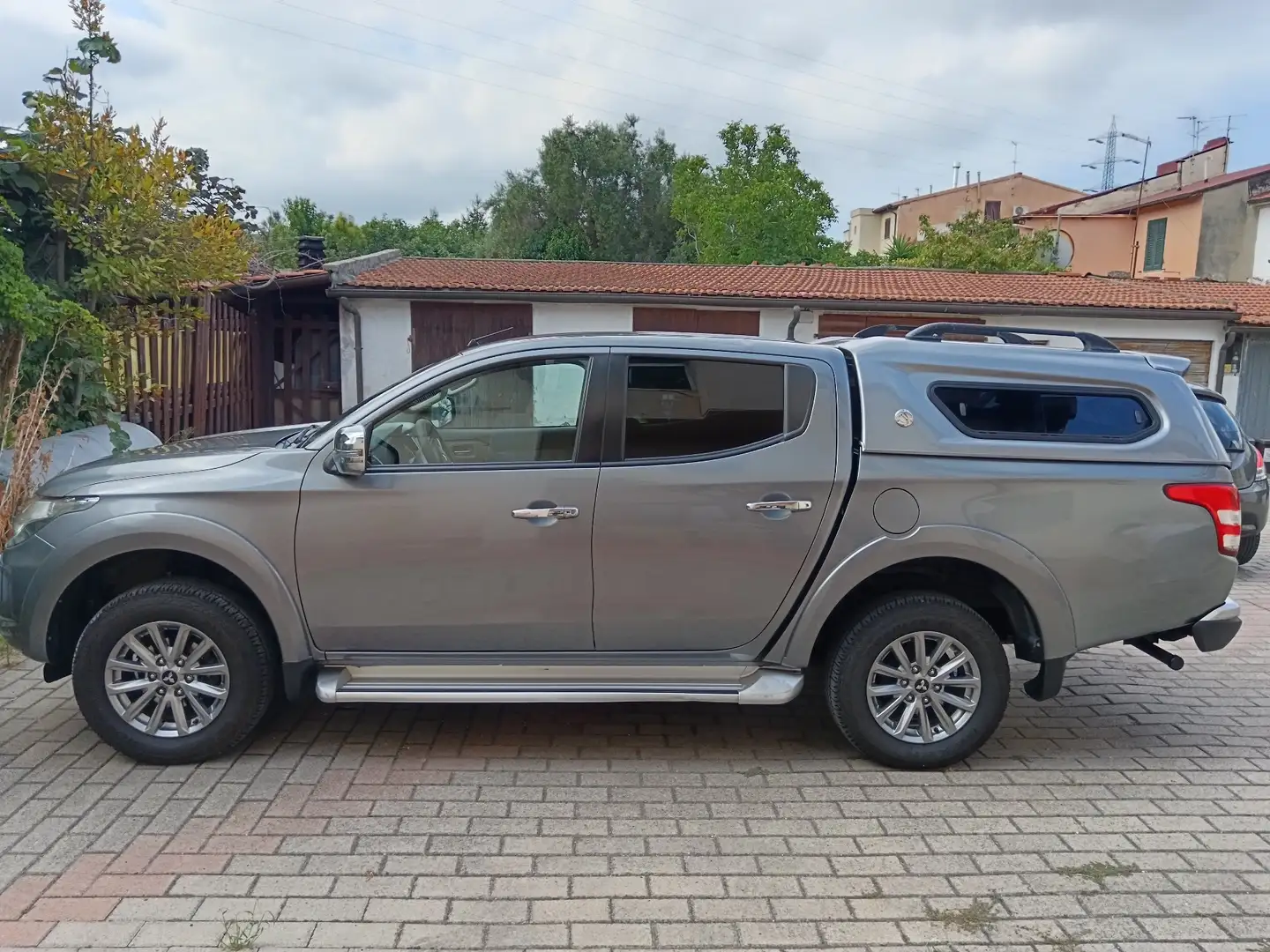 Mitsubishi L200 d.cab 2.4 di-d Intense Plus Luxury&Navi 154cv auto Gris - 1