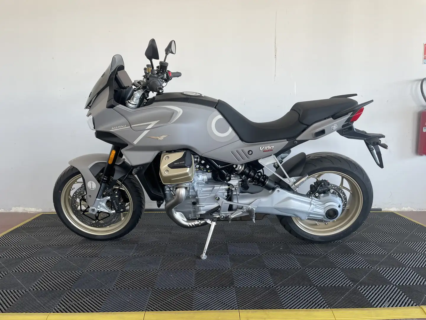 Moto Guzzi V 100 Szary - 1