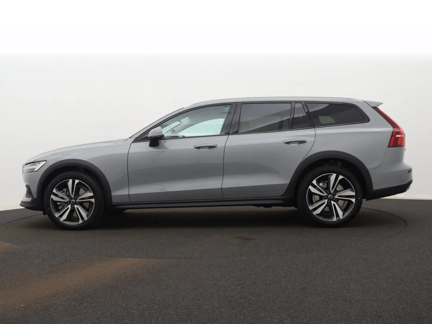 Volvo V60 Cross Country 2.0 B5 AWD Core | Driver Awareness Pack Grijs - 2