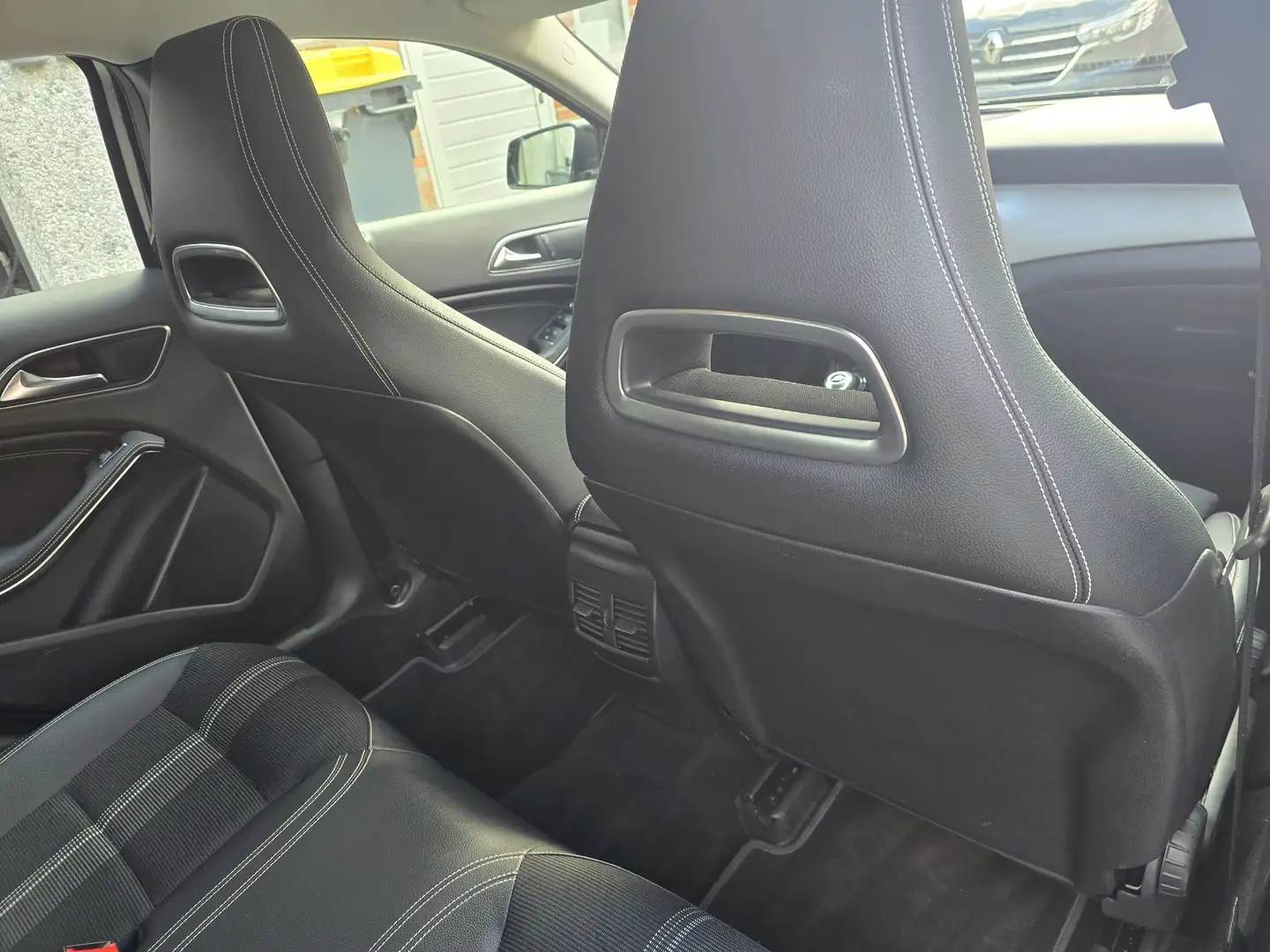 Mercedes-Benz GLA 180 GLA 180 d Zwart - 2