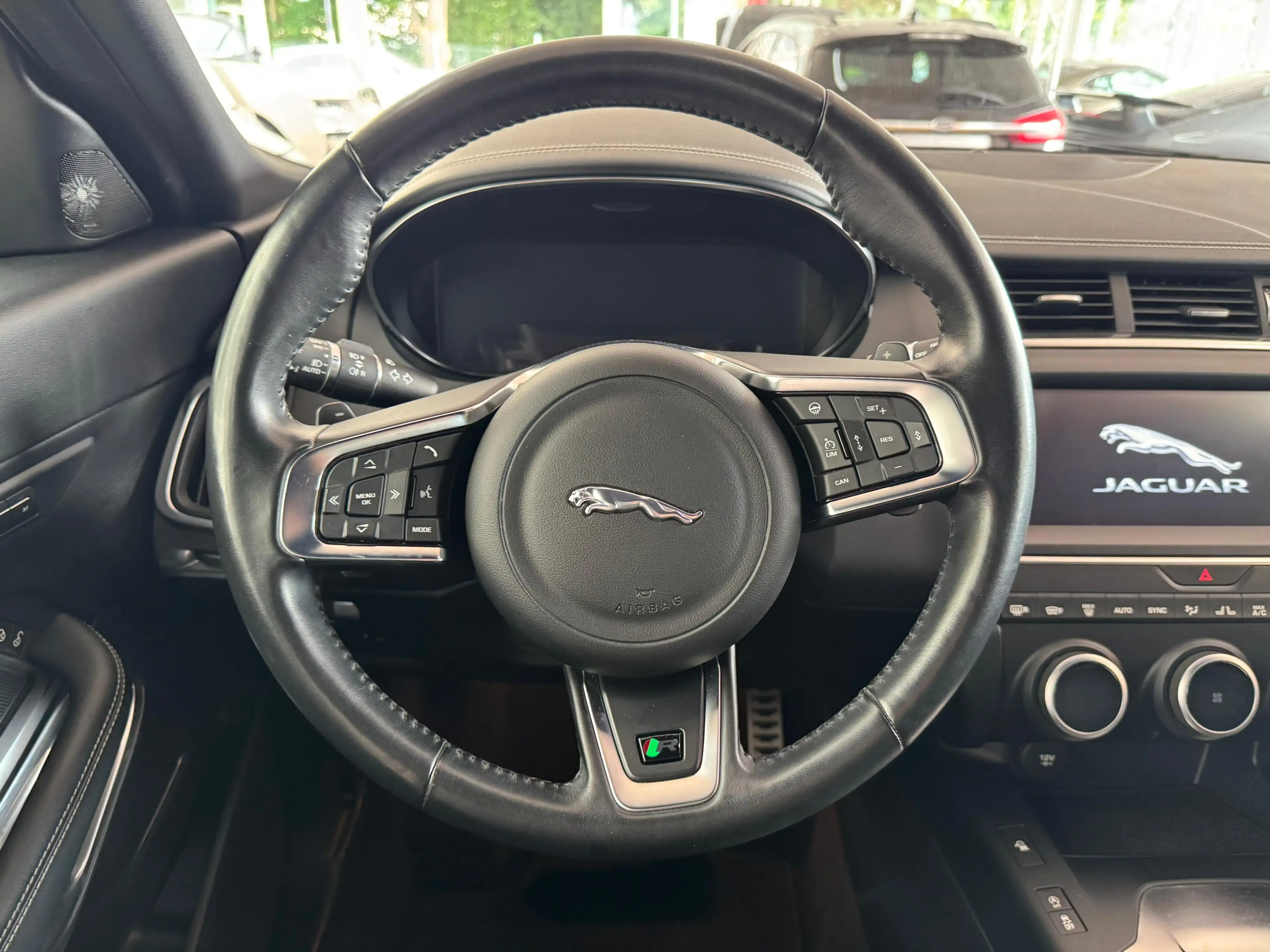 Jaguar E-Pace D 150 R-Dynamic SE AWD *KAMERA*NAVi*ACC* — photo 8