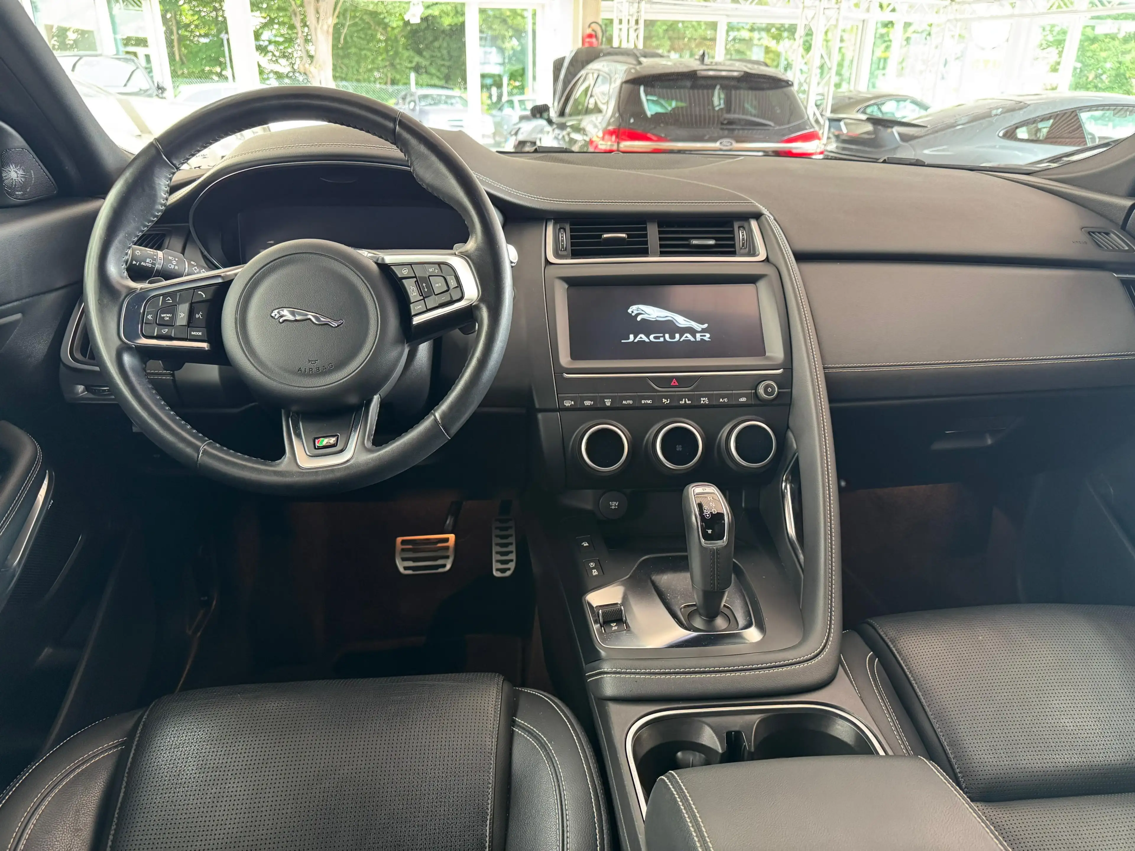 Jaguar E-Pace D 150 R-Dynamic SE AWD *KAMERA*NAVi*ACC* — photo 9