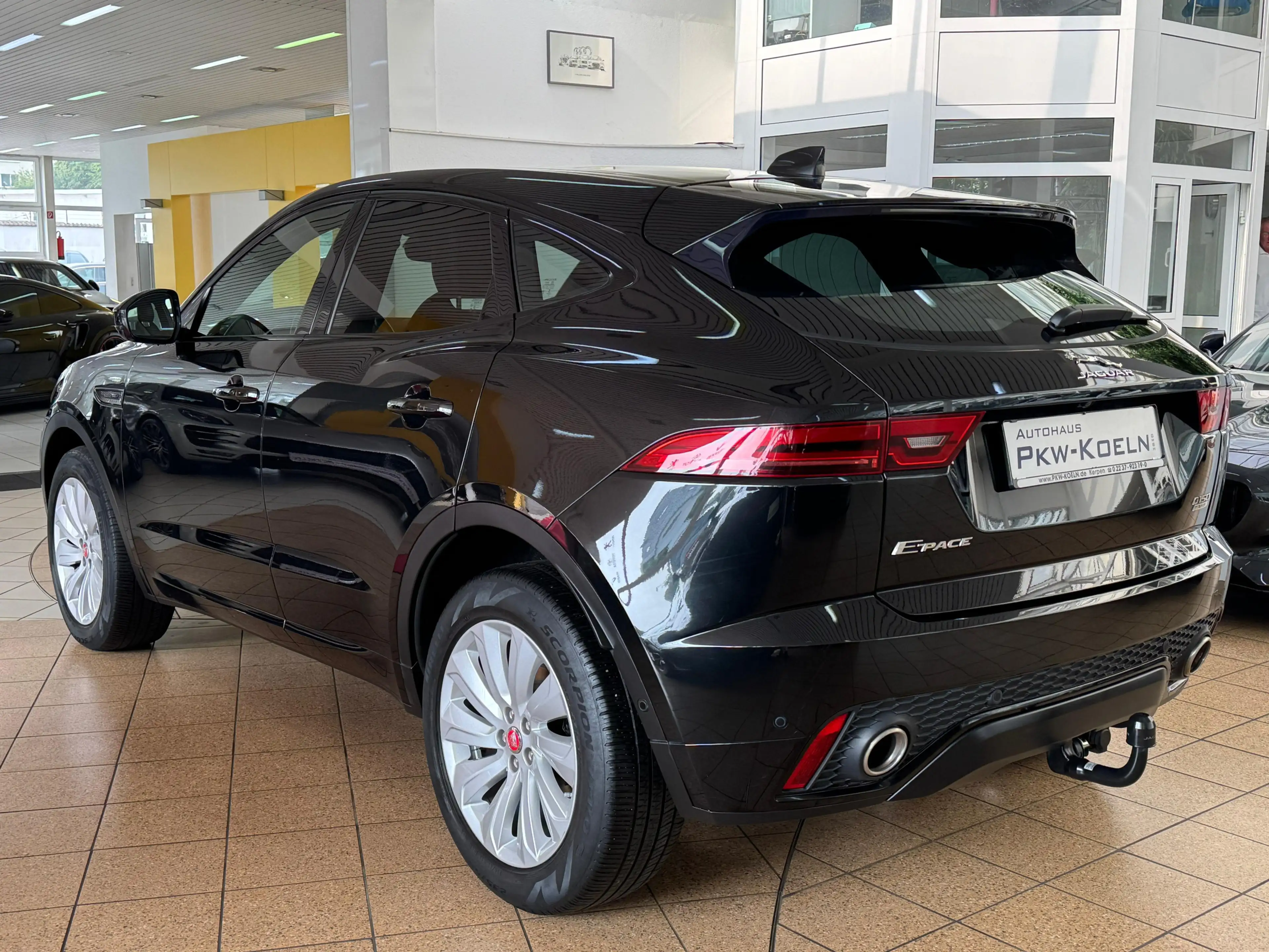 Jaguar E-Pace D 150 R-Dynamic SE AWD *KAMERA*NAVi*ACC* — photo 4