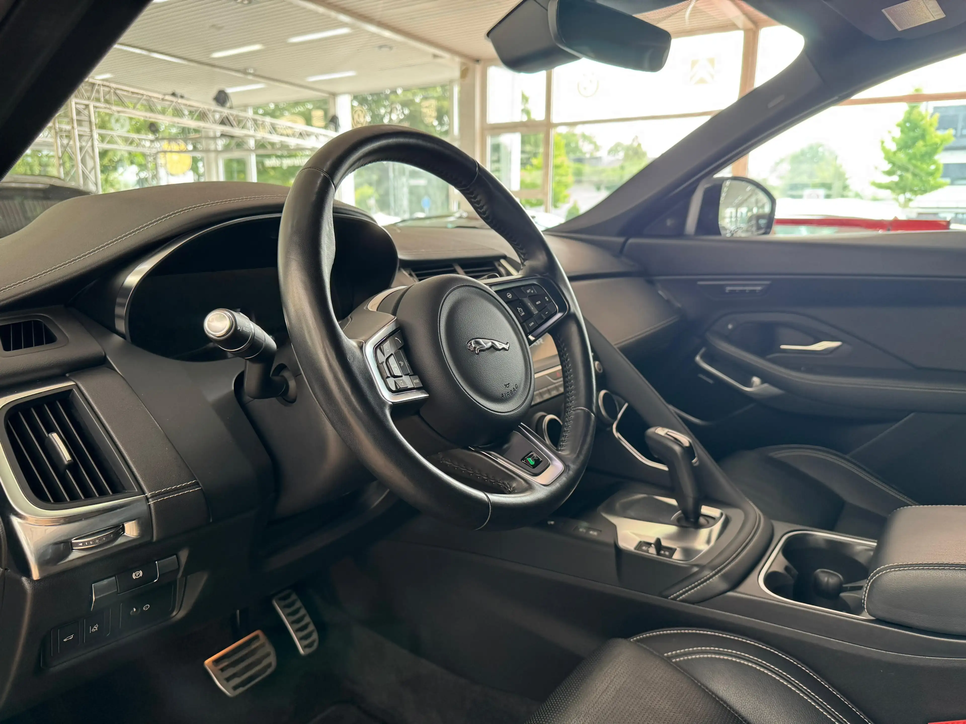 Jaguar E-Pace D 150 R-Dynamic SE AWD *KAMERA*NAVi*ACC* — photo 10