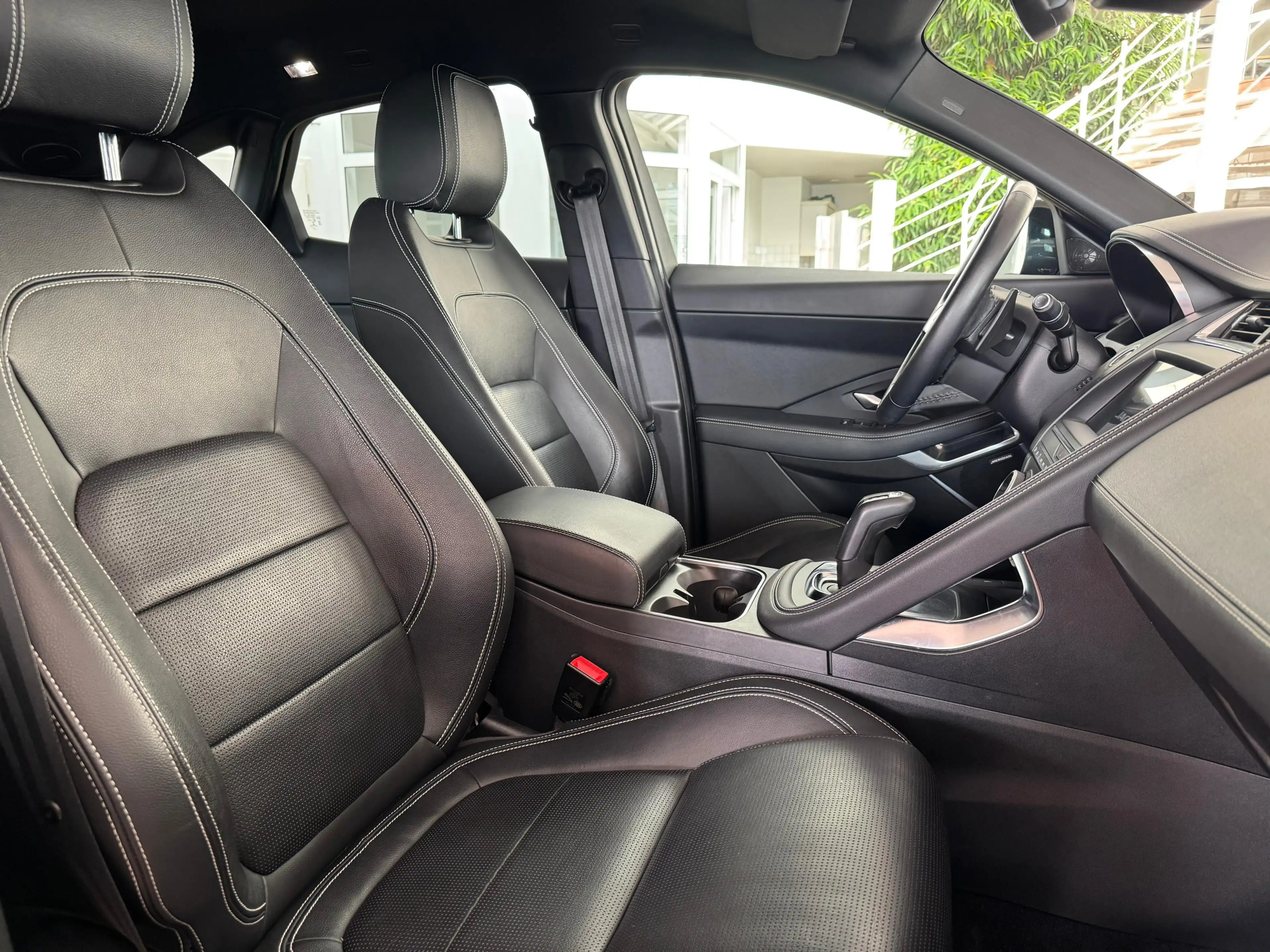 Jaguar E-Pace D 150 R-Dynamic SE AWD *KAMERA*NAVi*ACC* — photo 14